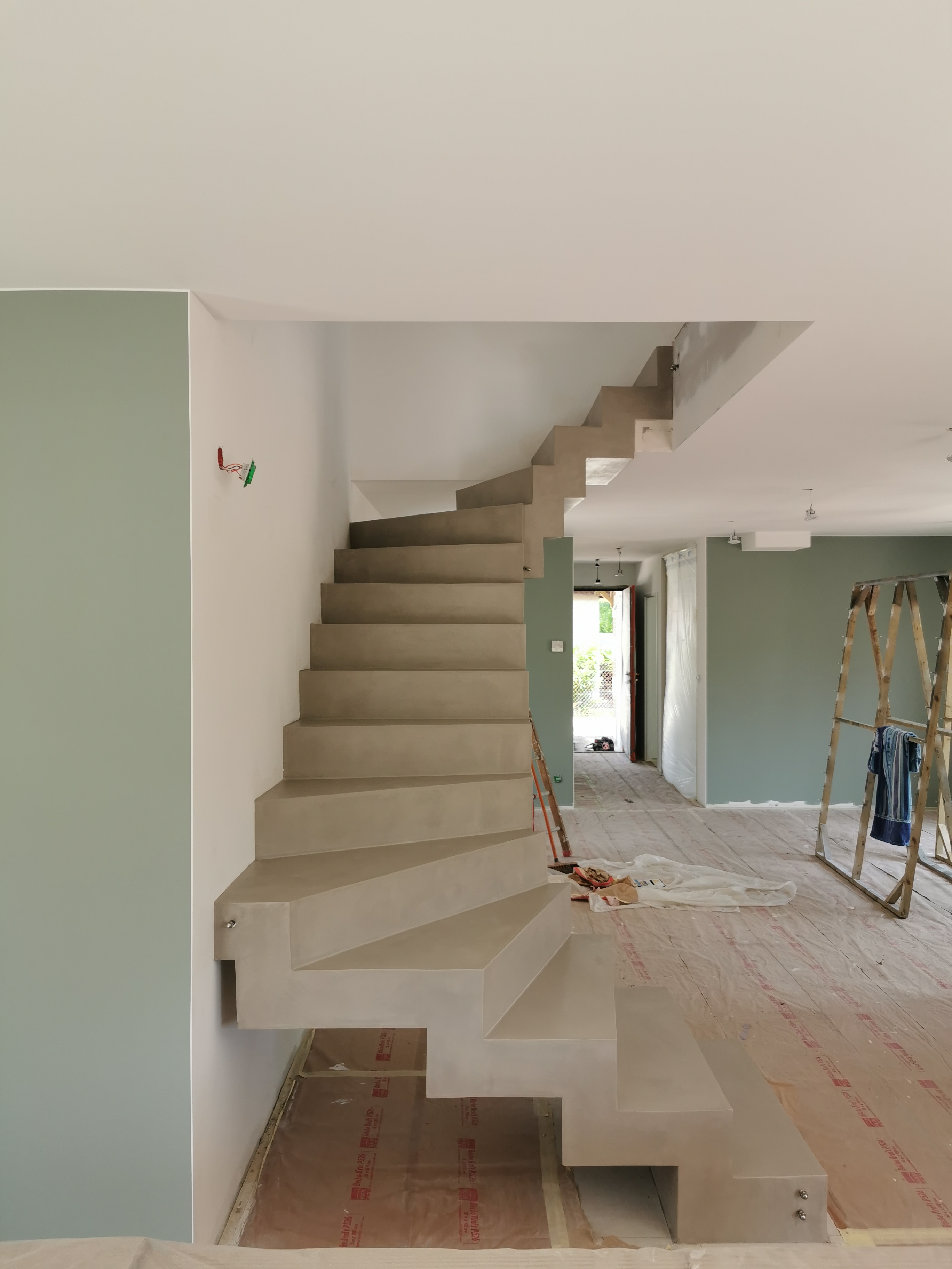 remarquable escalier crémaillère contemporain en béton ciré vernis mat couleur galet original La Teste-de-Buch Arcachon pour un particulier