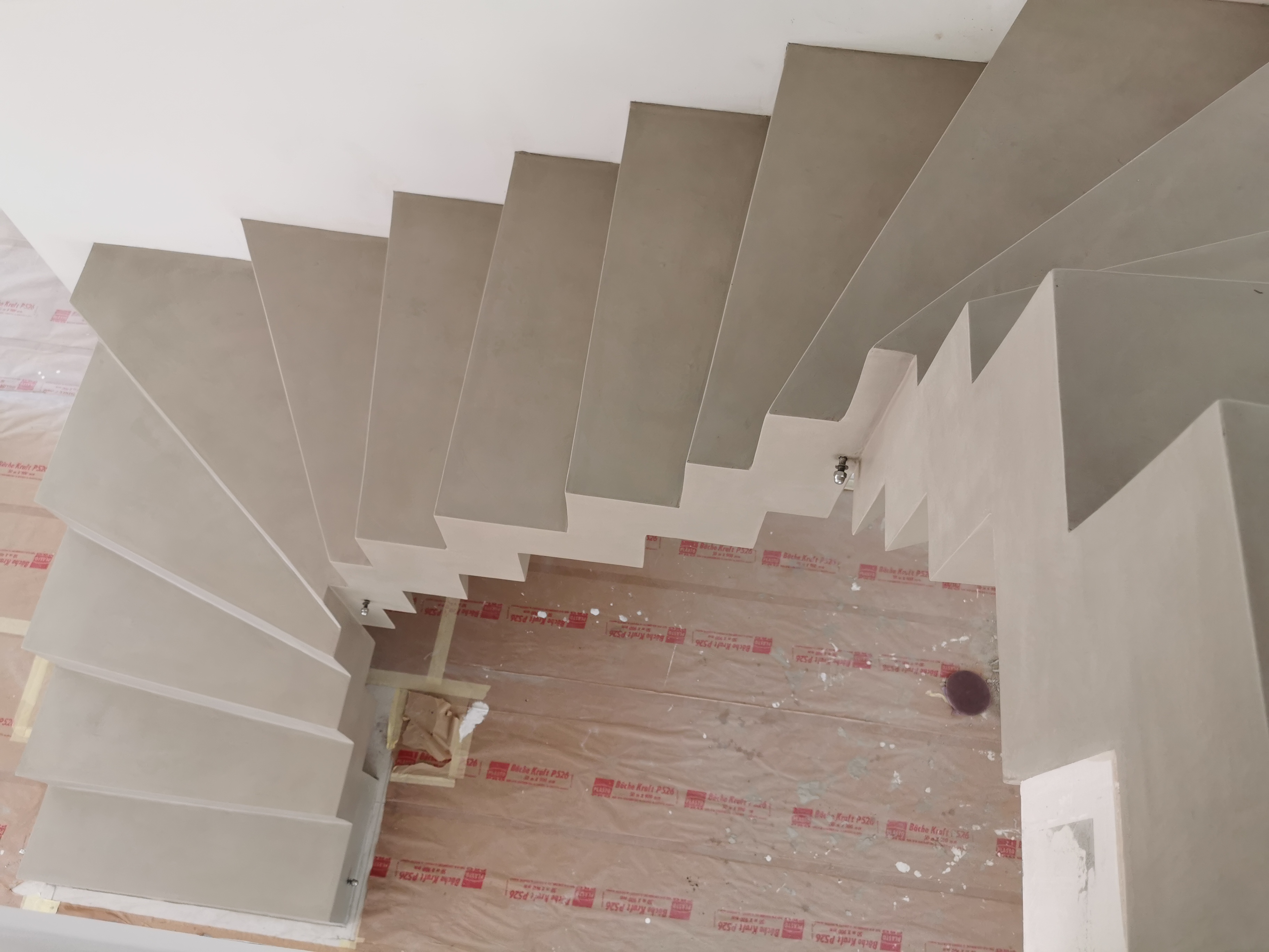 remarquable escalier crémaillère contemporain en béton ciré vernis mat couleur galet original La Teste-de-Buch Arcachon pour un particulier