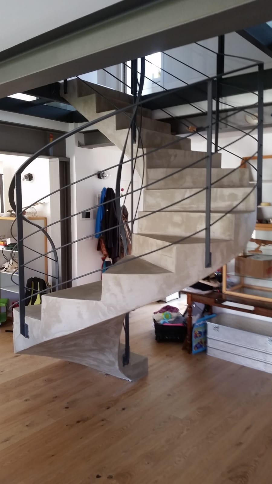 splendide escalier hélicoïdal comme une œuvre d'art en rénovation à toulouse pour un architecte