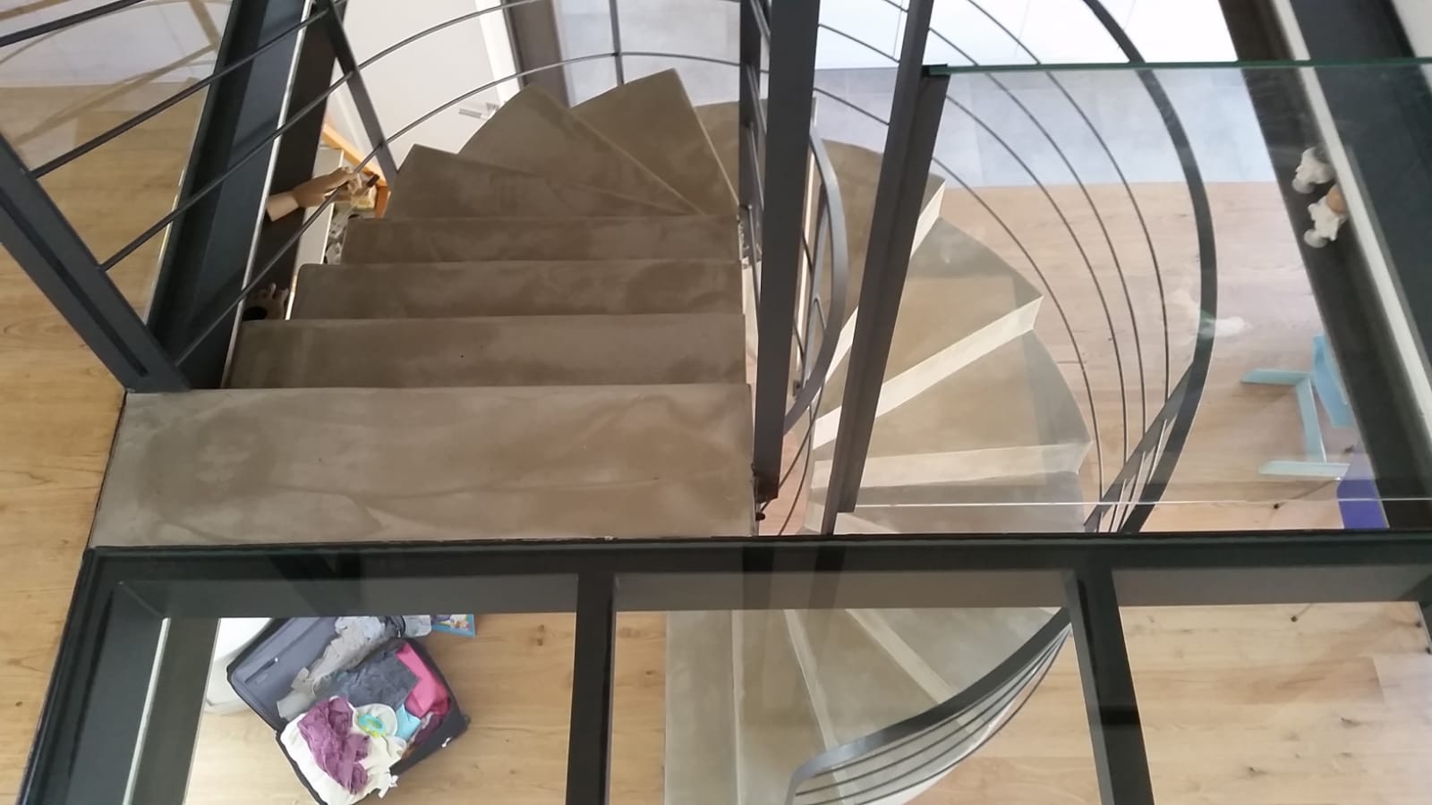 splendide escalier hélicoïdal comme une œuvre d'art en rénovation à toulouse pour un architecte