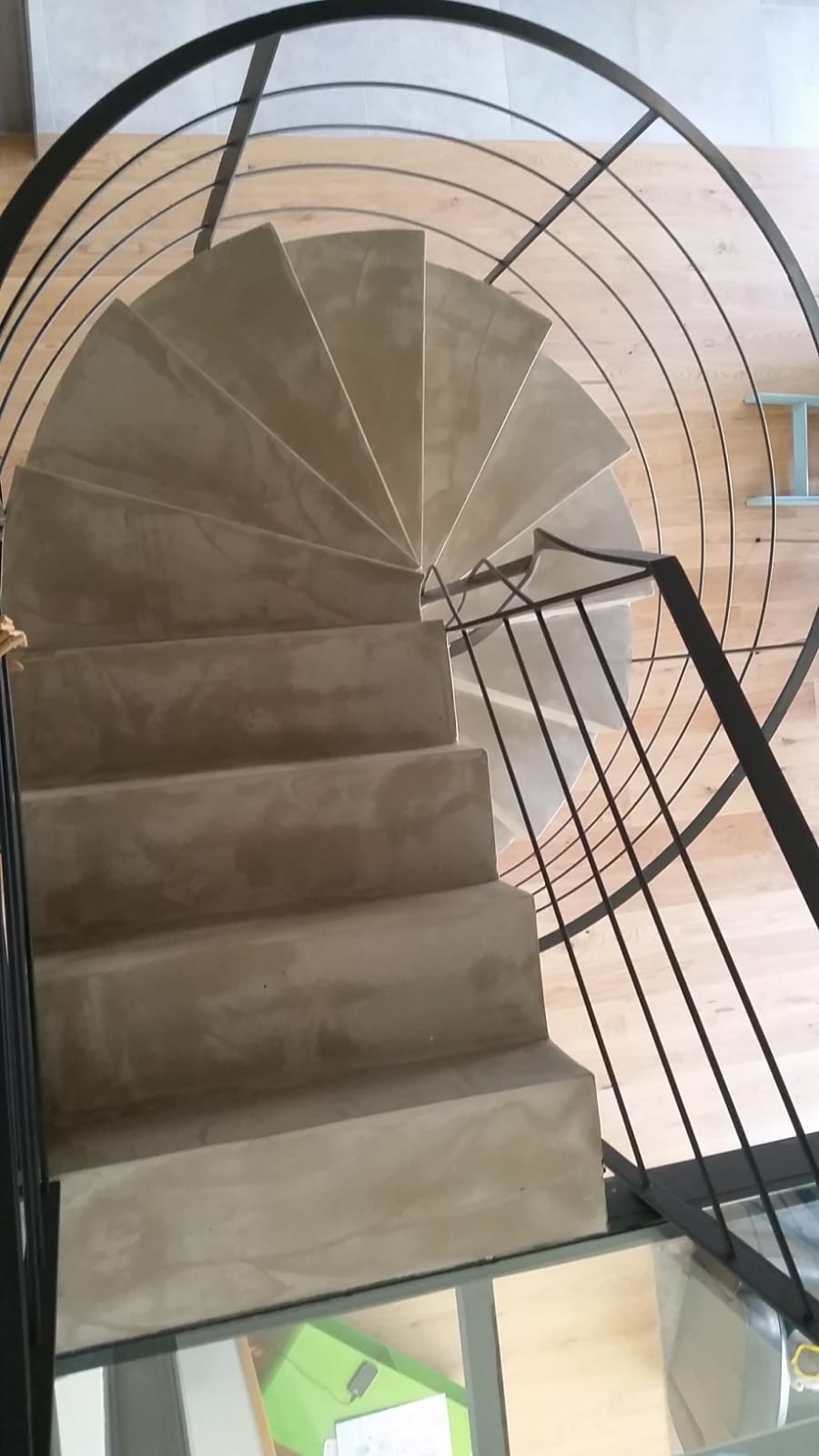 splendide escalier hélicoïdal comme une œuvre d'art en rénovation à toulouse pour un architecte