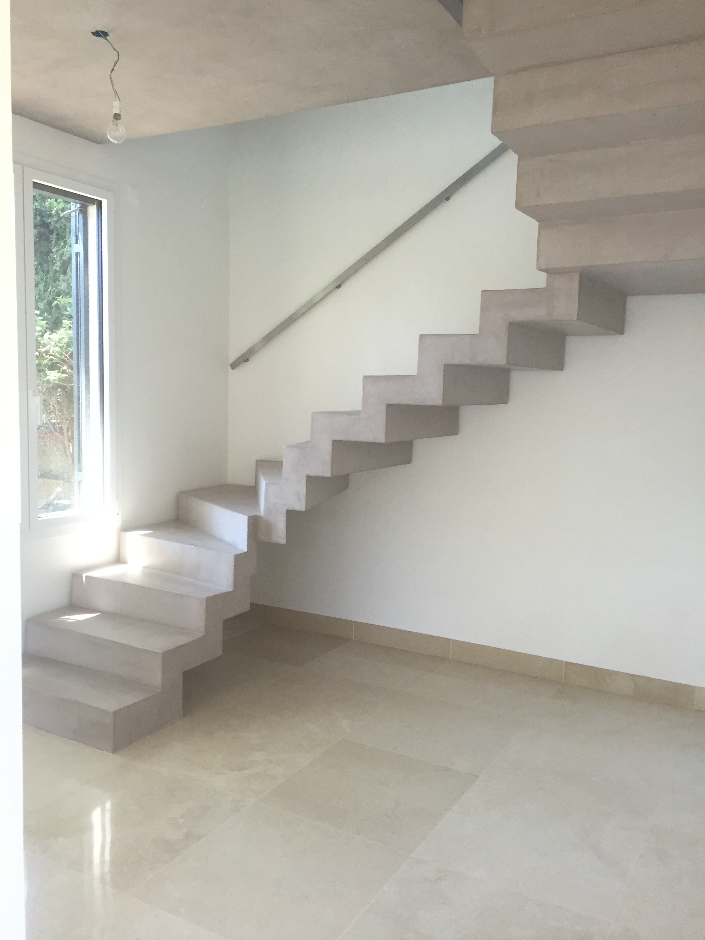 sublime escalier graphique avec palier intermédiaire en béton ciré à Toulon. Escalier béton coulé lors de la réalisation du gros œuvre. pour un particulier