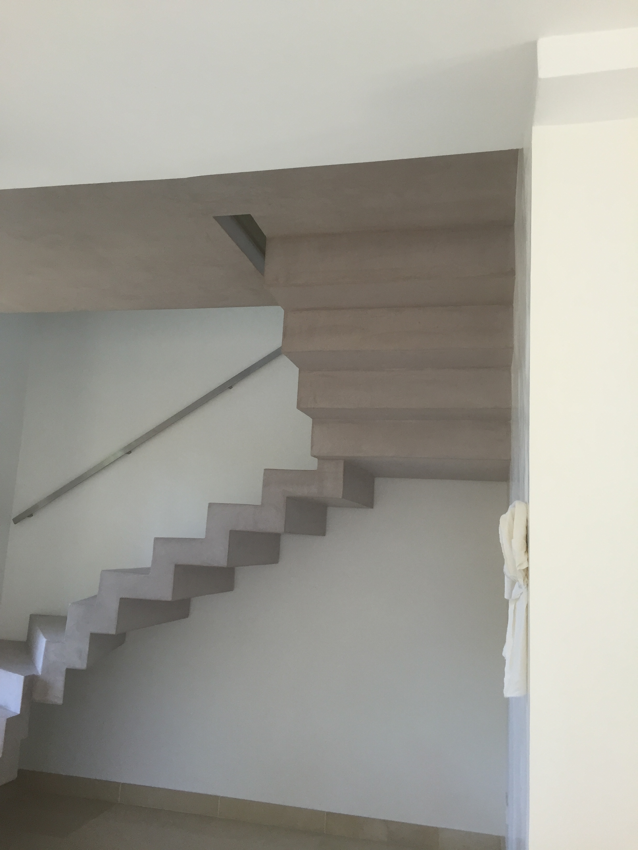 sublime escalier graphique avec palier intermédiaire en béton ciré à Toulon. Escalier béton coulé lors de la réalisation du gros œuvre. pour un particulier