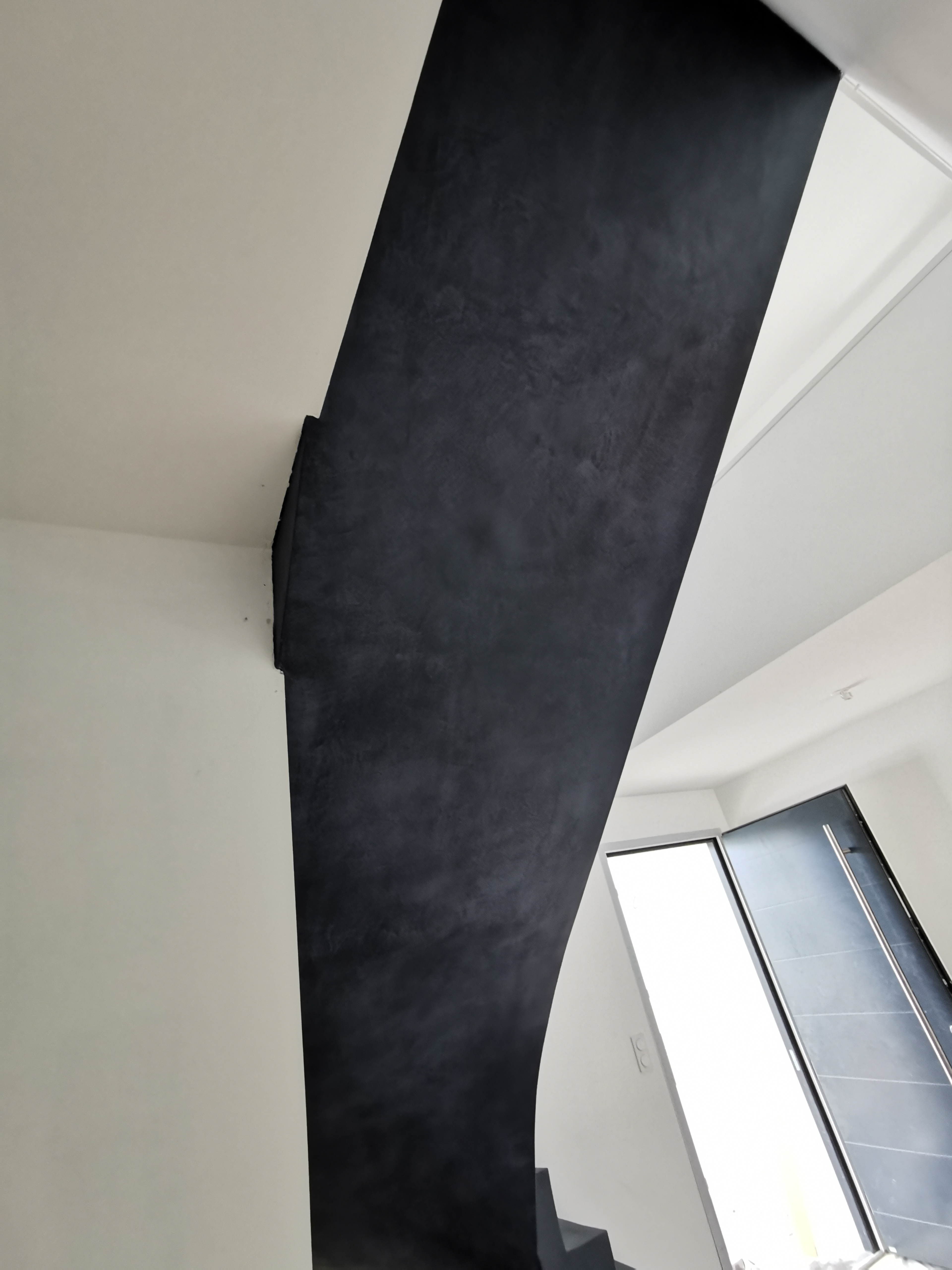 audacieux escalier à paillasse un quart tournant en béton ciré vernis mat couleur oxydium Au Taillan médoc proche de Bordeaux en Gironde pour un constructeur