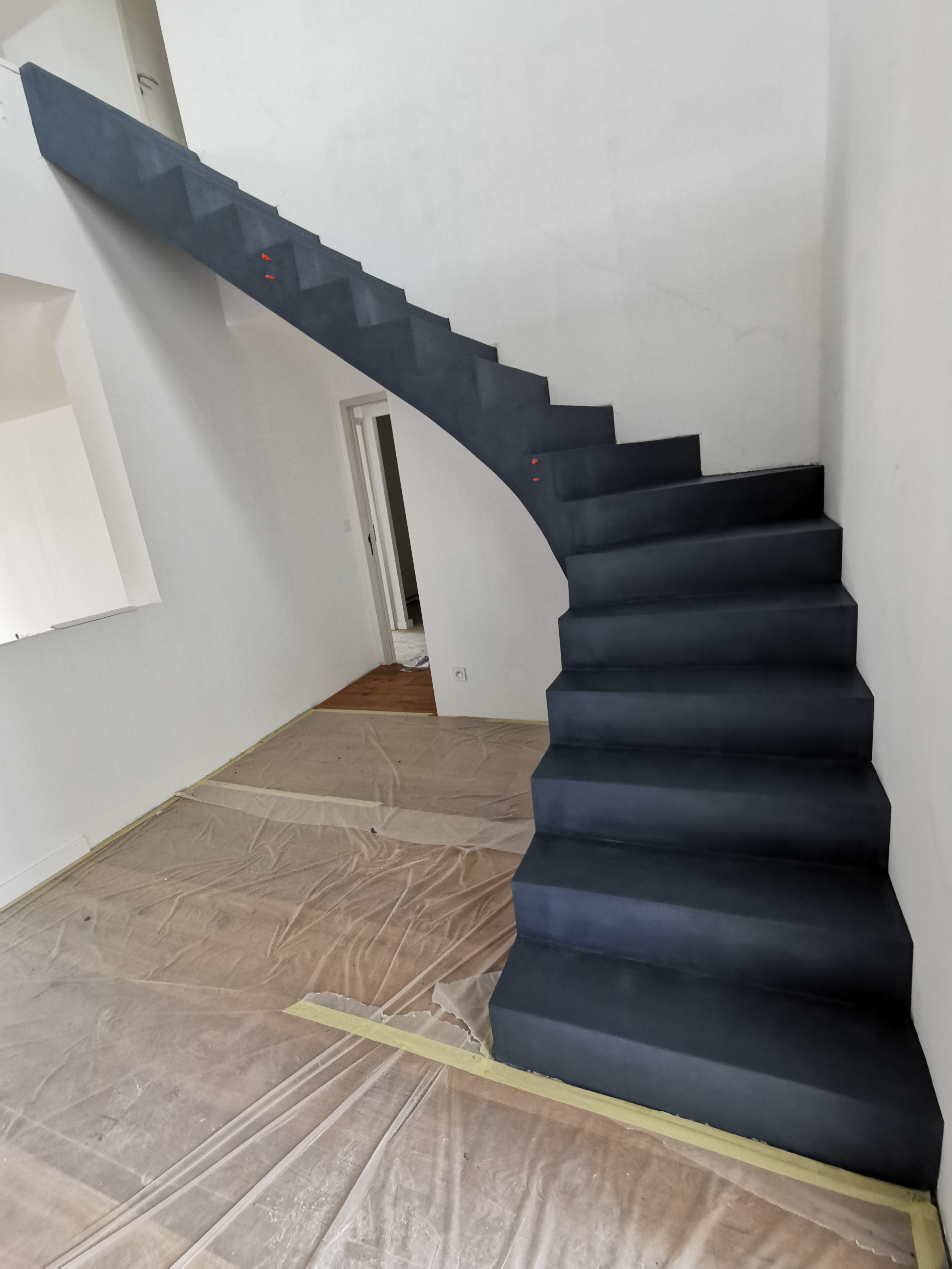audacieux escalier à paillasse un quart tournant en béton ciré vernis mat couleur oxydium Au Taillan médoc proche de Bordeaux en Gironde pour un constructeur