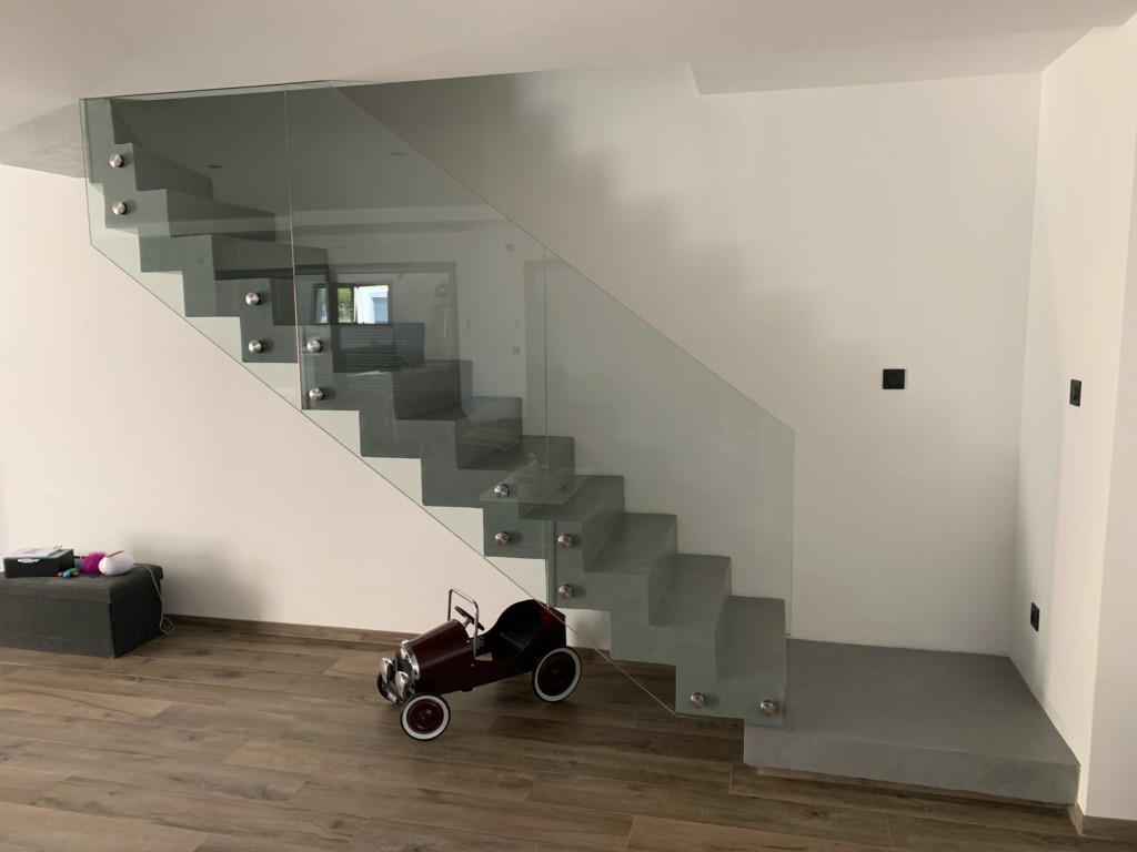 audacieux escalier crémaillère décollé du mur en béton ciré vernis soyeux couleur gris cendré Brie comte Robert en région parisienne pour un particulier