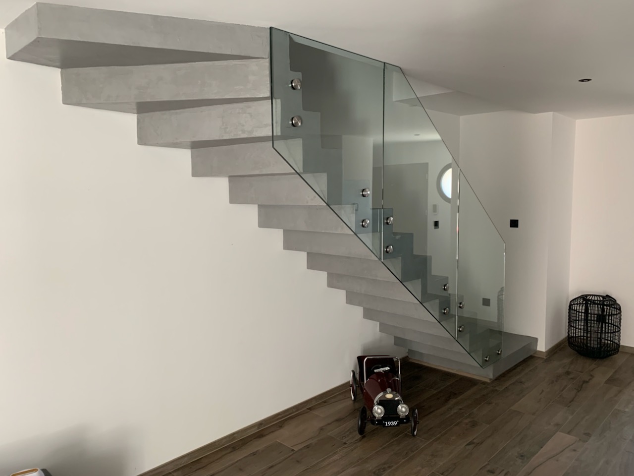 audacieux escalier crémaillère décollé du mur en béton ciré vernis soyeux couleur gris cendré Brie comte Robert en région parisienne pour un particulier