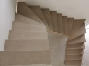 sublime escalier à paillasse deux quart balancé en béton ciré vernis mat couleur sofia original à Andernos près de Bordeaux en Aquitaine.  pour un particulier