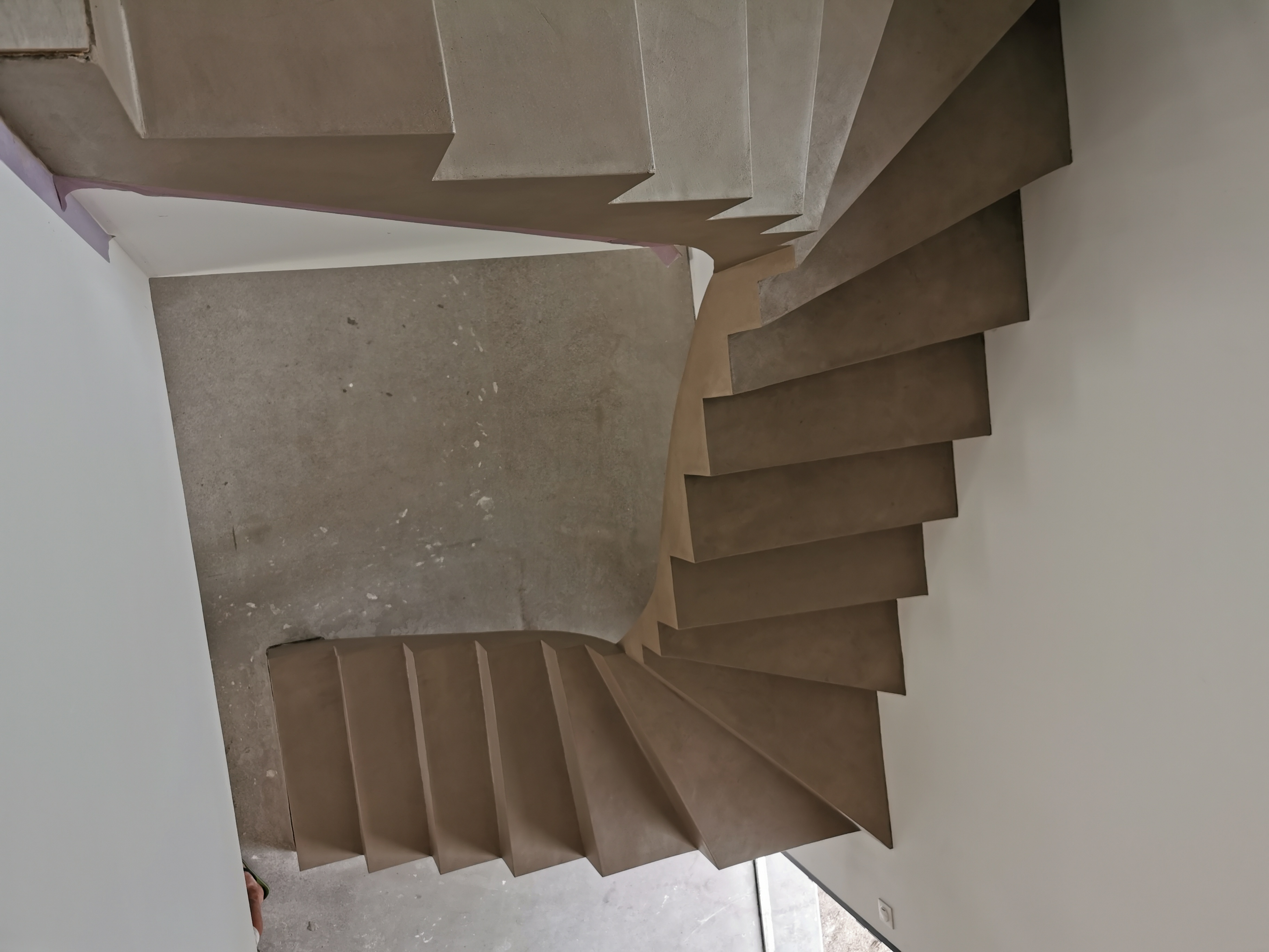 sublime escalier à paillasse deux quart balancé en béton ciré vernis mat couleur sofia original à Andernos près de Bordeaux en Aquitaine. pour un particulier