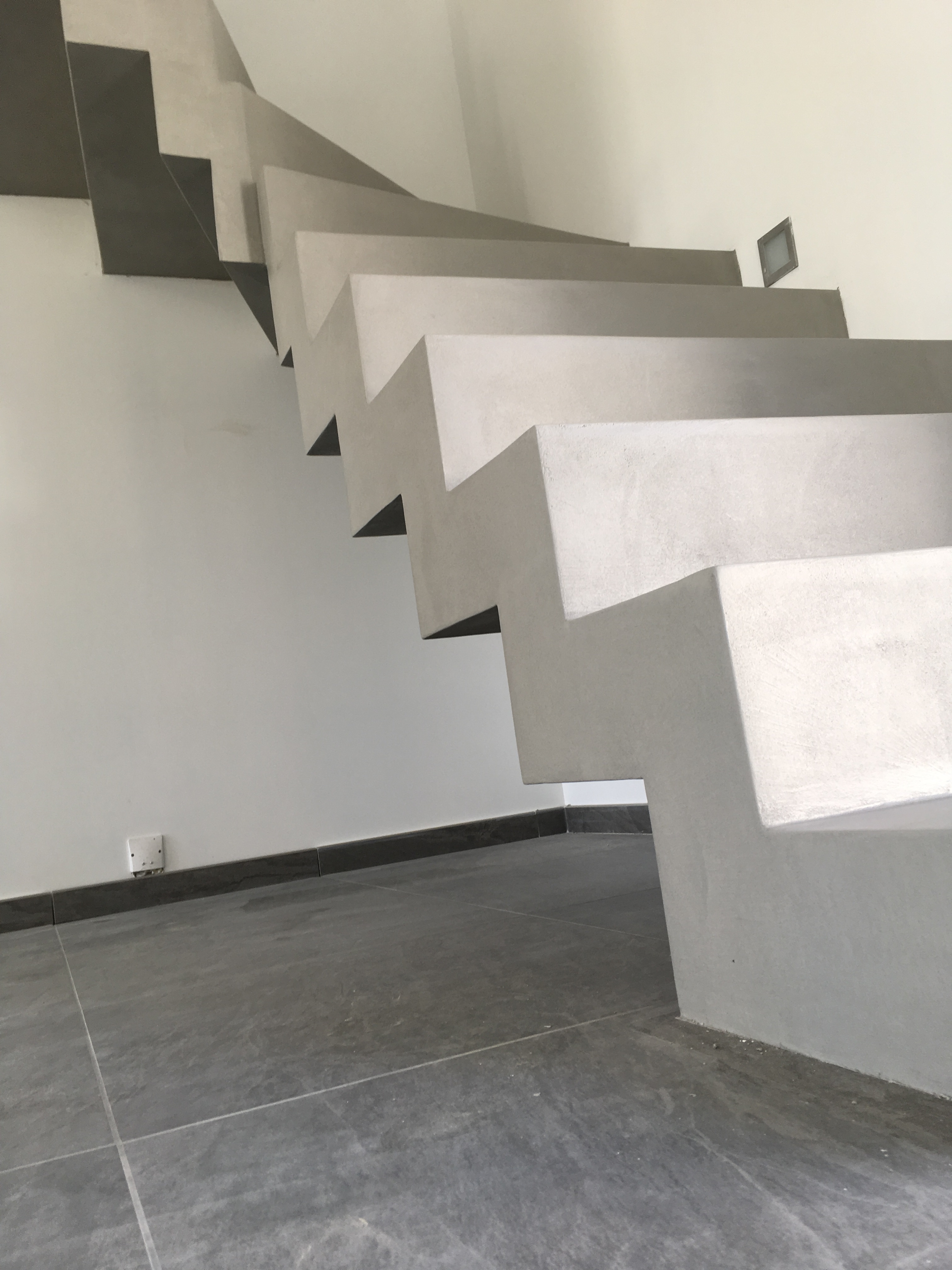 sublime escalier crémaillère deux quart tournant en béton ciré vernis mat couleur flanelle A Pau pour un particulier