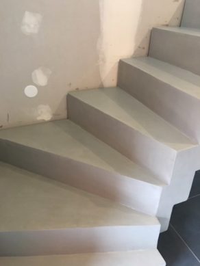 bel escalier crémaillère deux quart balancé habillé en béton ciré  toulouse  pour un maitre d'œuvre