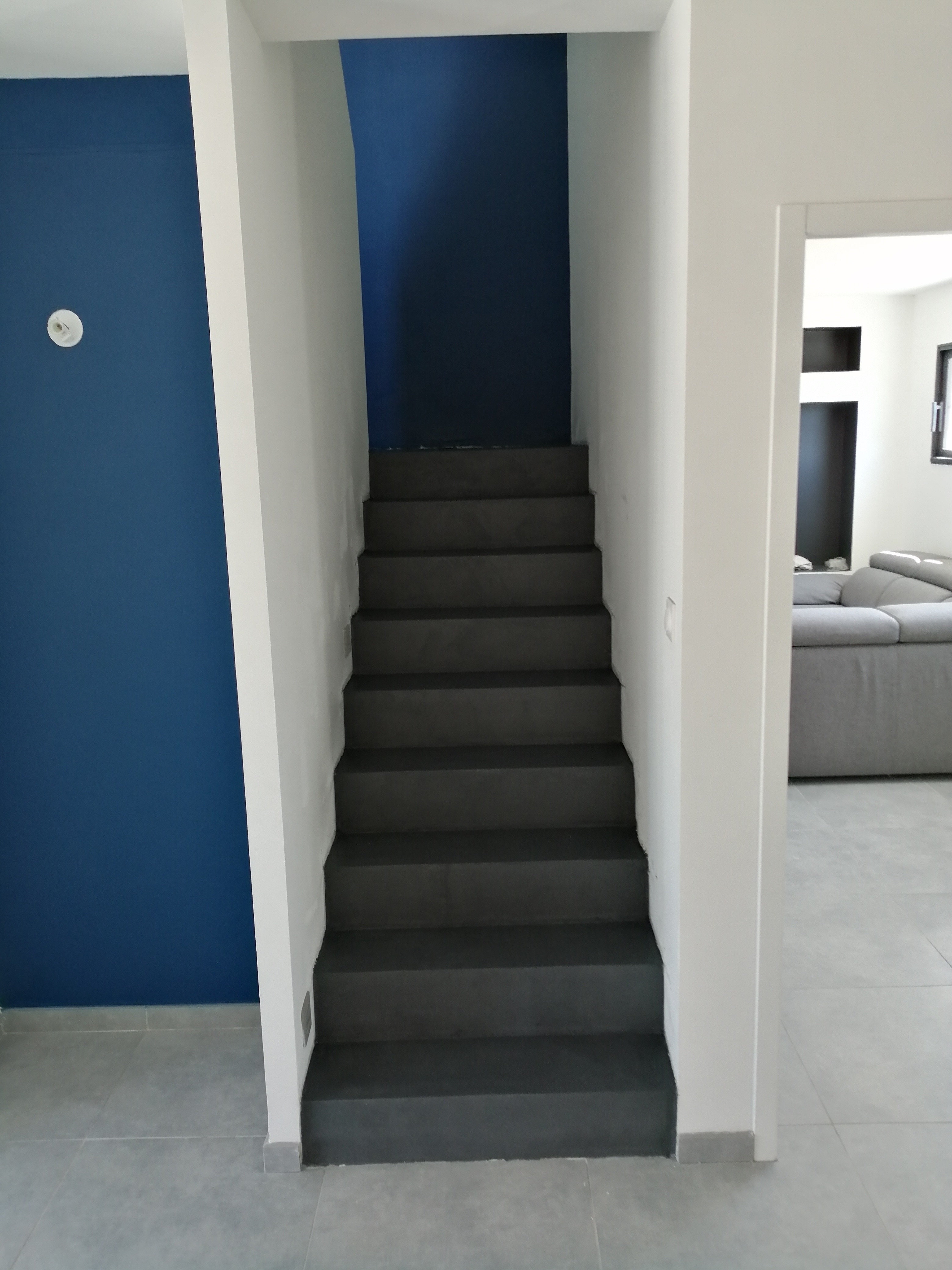 elégant escalier à paillasse avec palier intermédiaire en béton ciré vernis mat couleur alchimie Montpellier pour un particulier