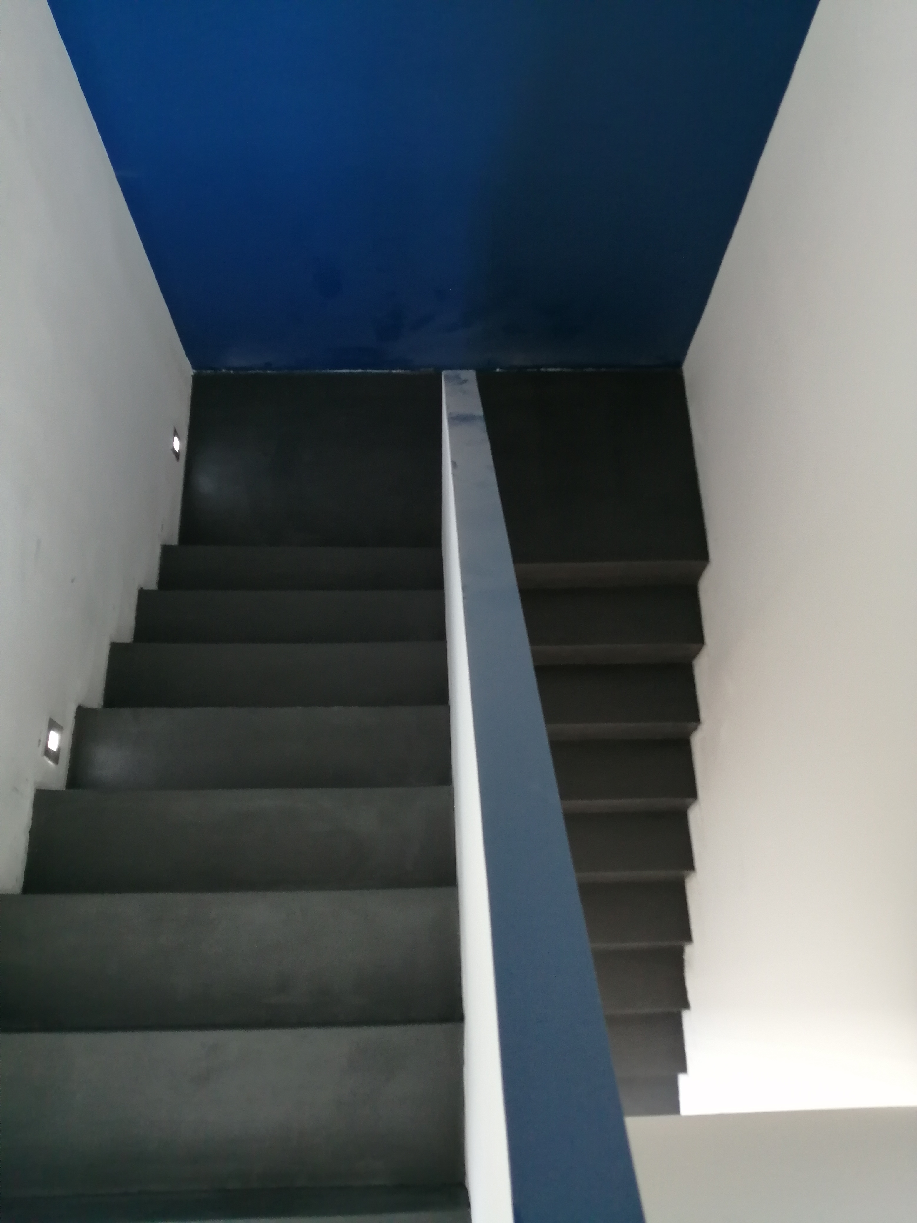 elégant escalier à paillasse avec palier intermédiaire en béton ciré vernis mat couleur alchimie Montpellier pour un particulier