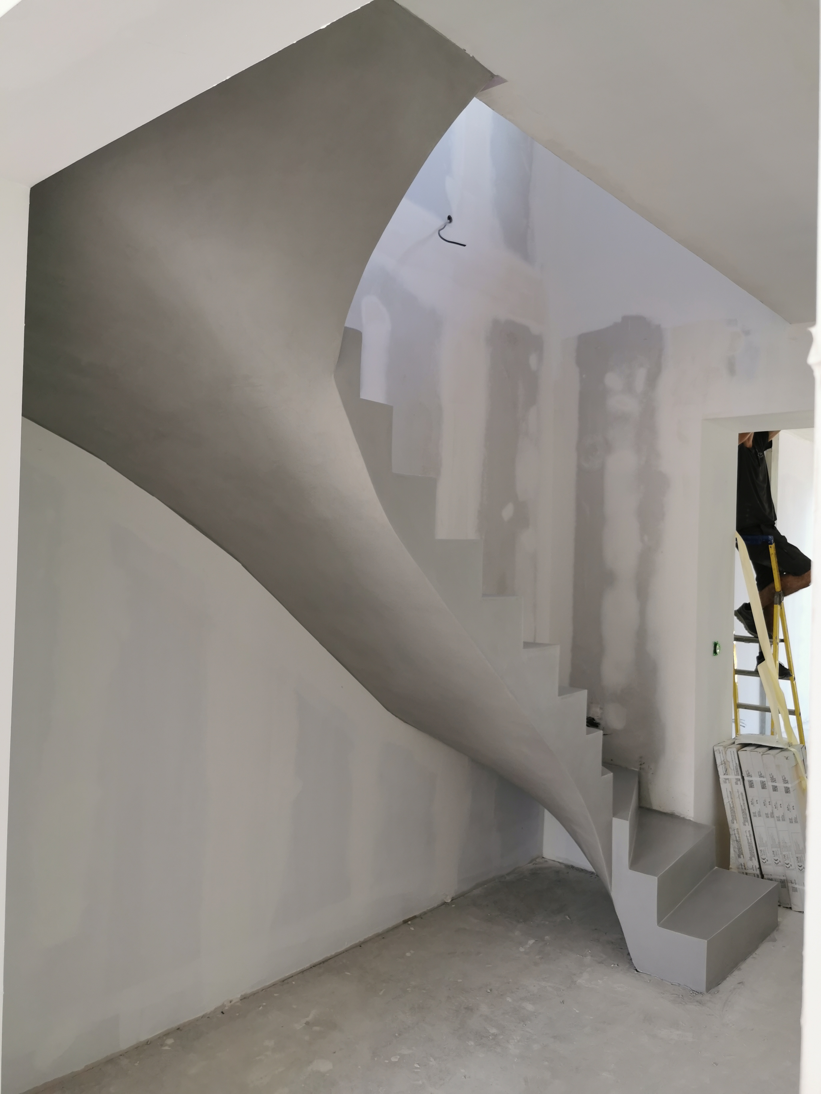 elégant escalier à paillasse deux quart tournant en béton ciré vernis mat couleur gris souris Au bouscat à Bordeaux en Aquitaine pour un maitre d'œuvre