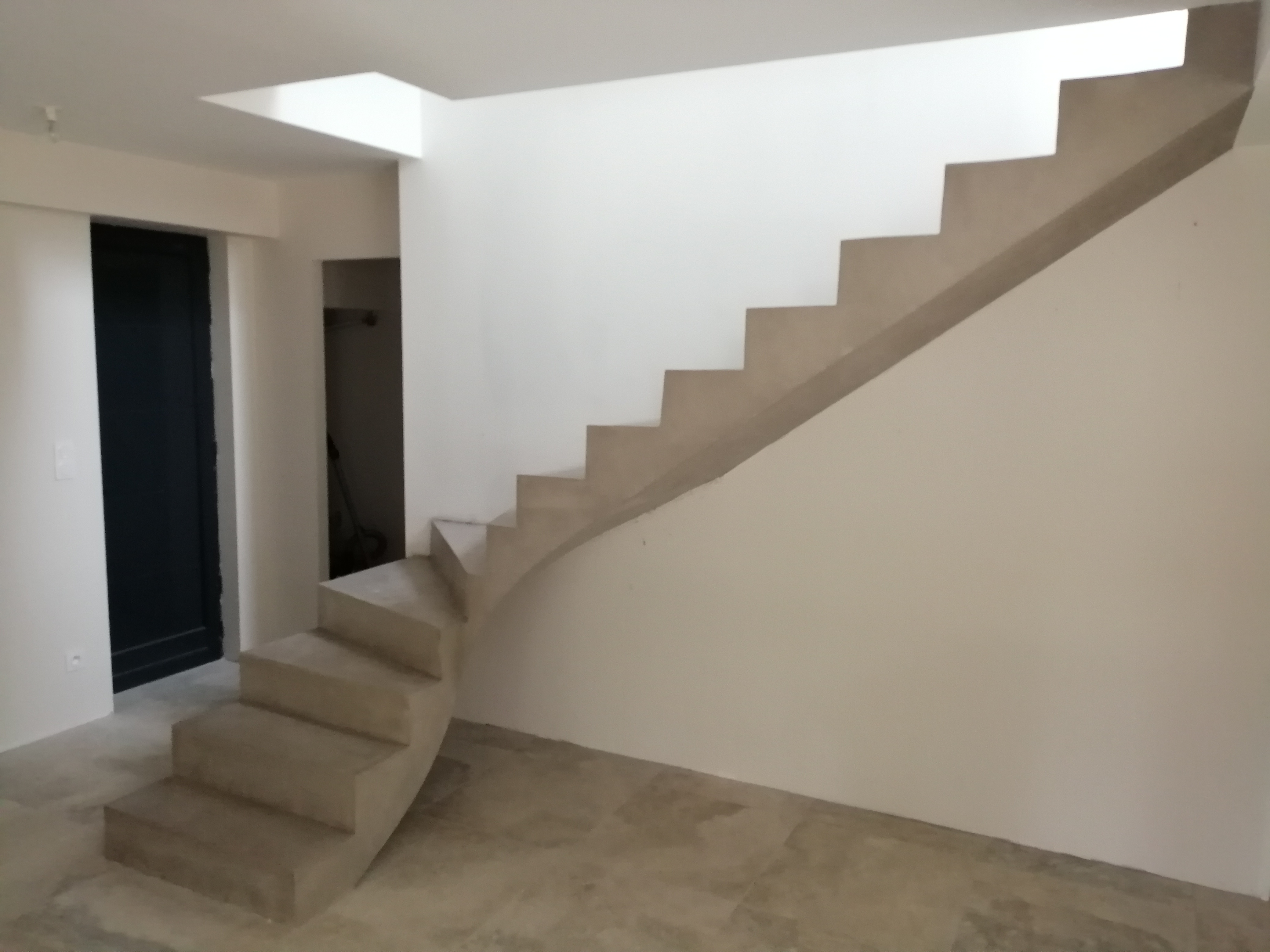 elégant escalier à paillasse un quart balancé en béton ciré vernis mat couleur galet original à Nîmes dans le département du Gard (30000) en Languedoc pour un particulier