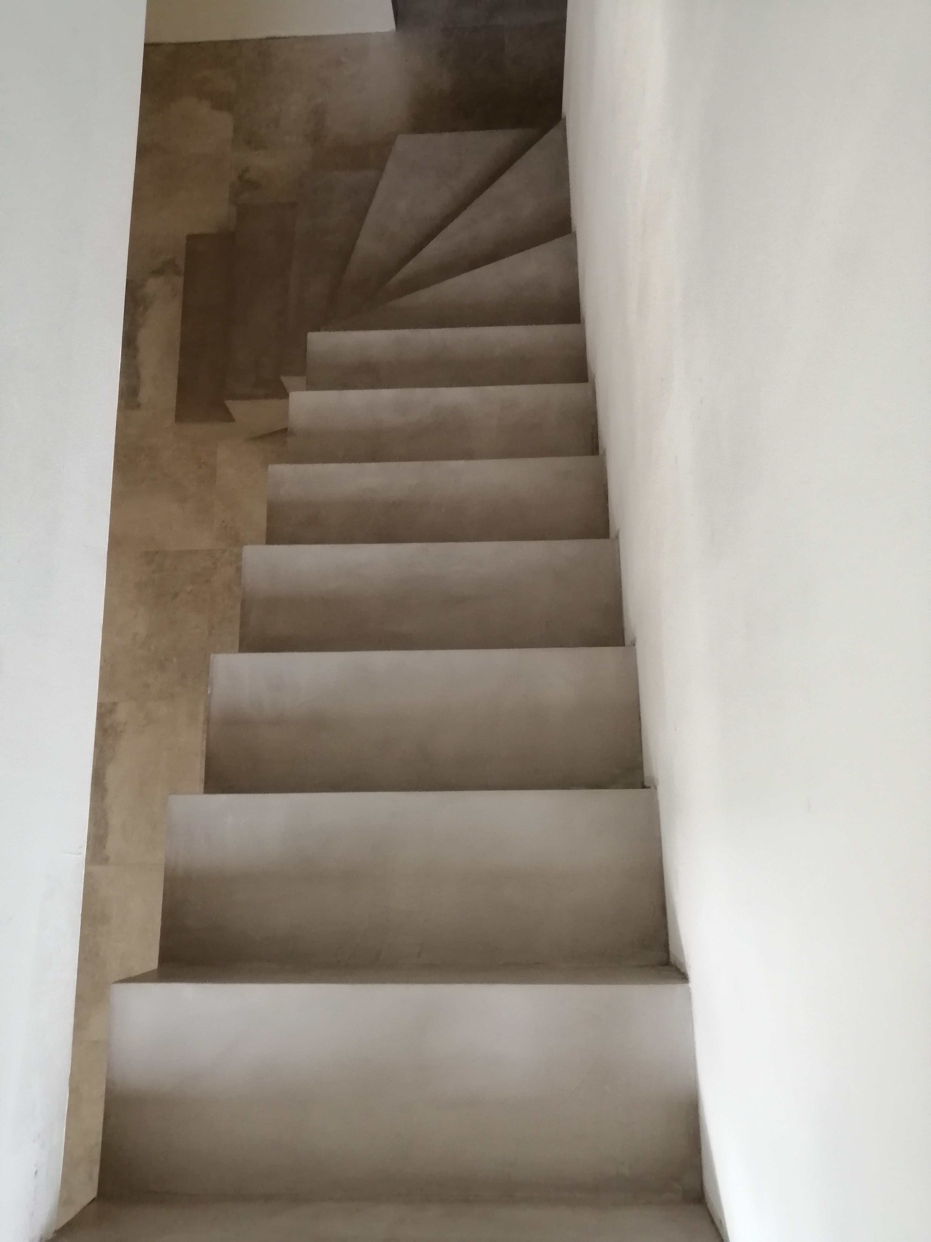 elégant escalier à paillasse un quart balancé en béton ciré vernis mat couleur galet original à Nîmes dans le département du Gard (30000) en Languedoc pour un particulier