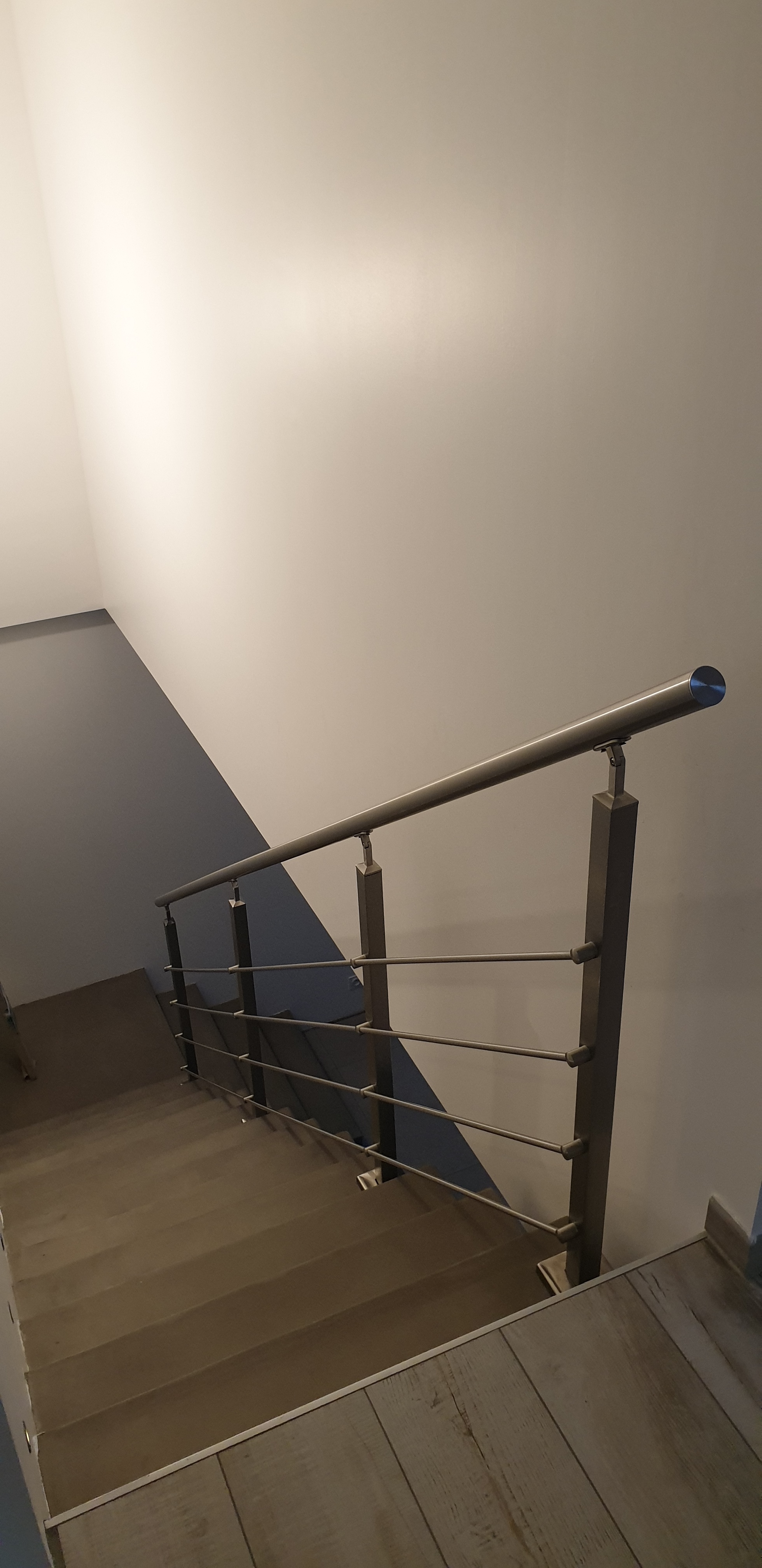 elégant escalier à paillasse un quart tournant en béton ciré vernis mat couleur persan à la Baule en loire Atlantique pour un particulier