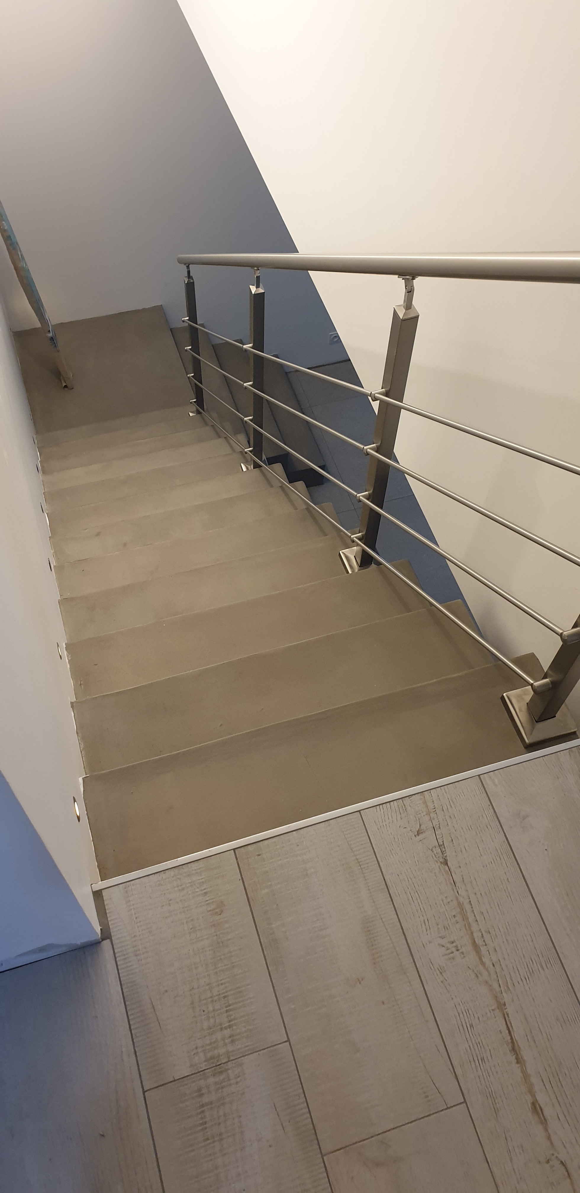 elégant escalier à paillasse un quart tournant en béton ciré vernis mat couleur persan à la Baule en loire Atlantique pour un particulier