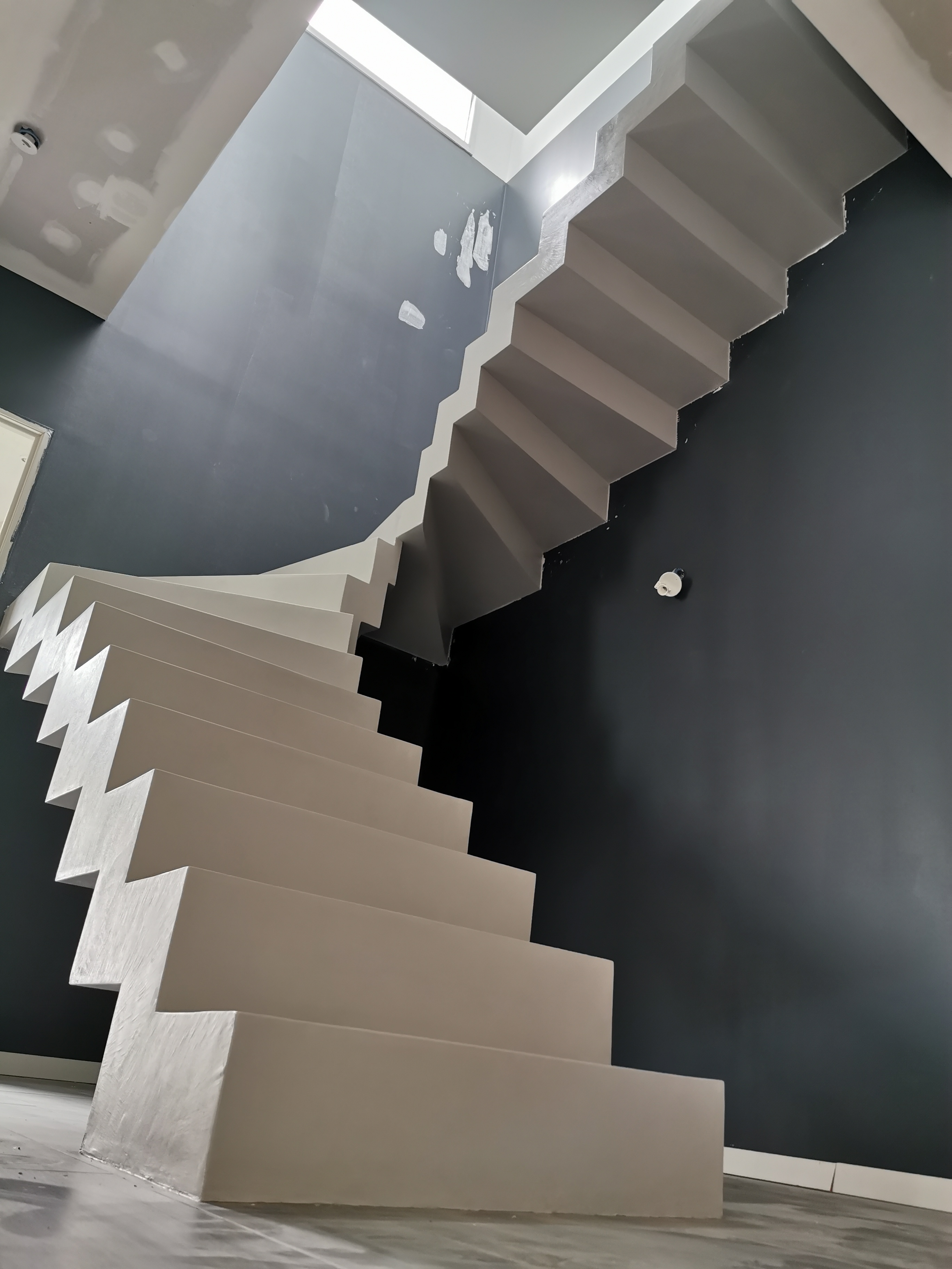 remarquable escalier crémaillère contemporain en béton ciré vernis soyeux couleur gris cendré Gradignan proche de Bordeaux en Aquitaine pour un particulier