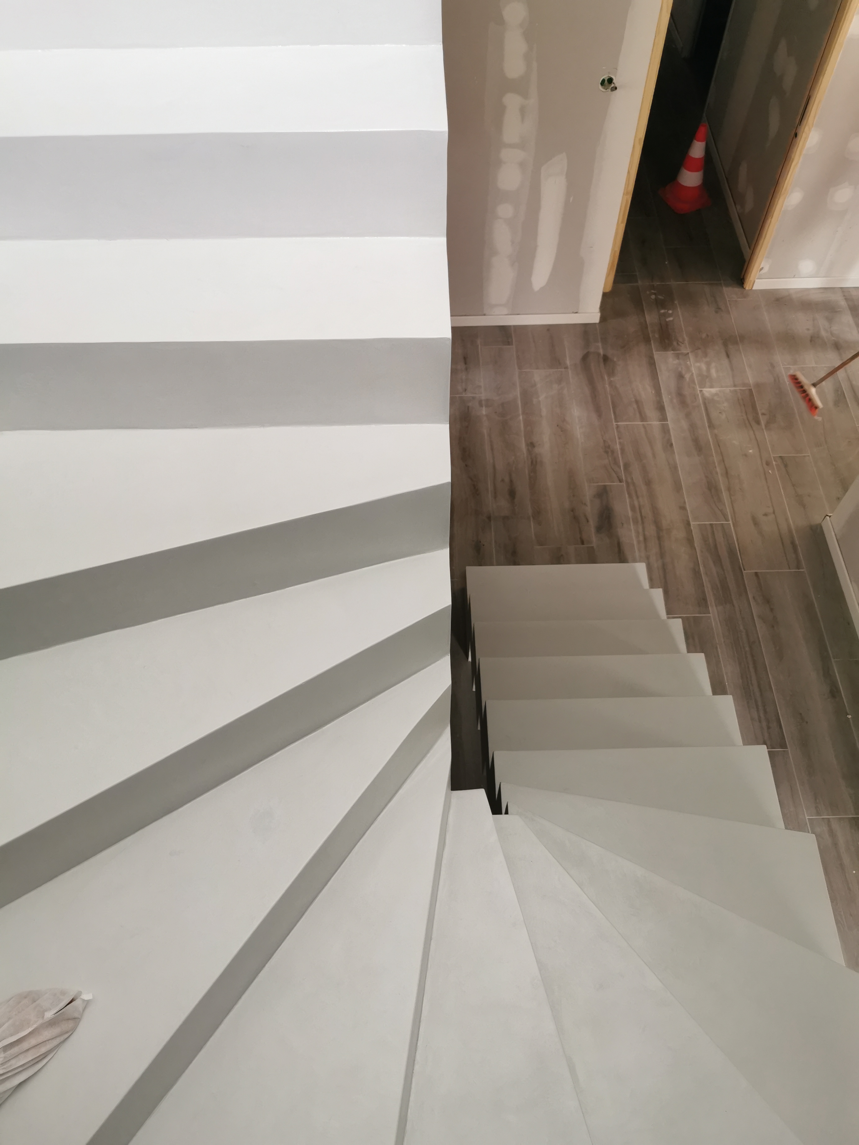remarquable escalier crémaillère contemporain en béton ciré vernis soyeux couleur gris cendré Gradignan proche de Bordeaux en Aquitaine pour un particulier