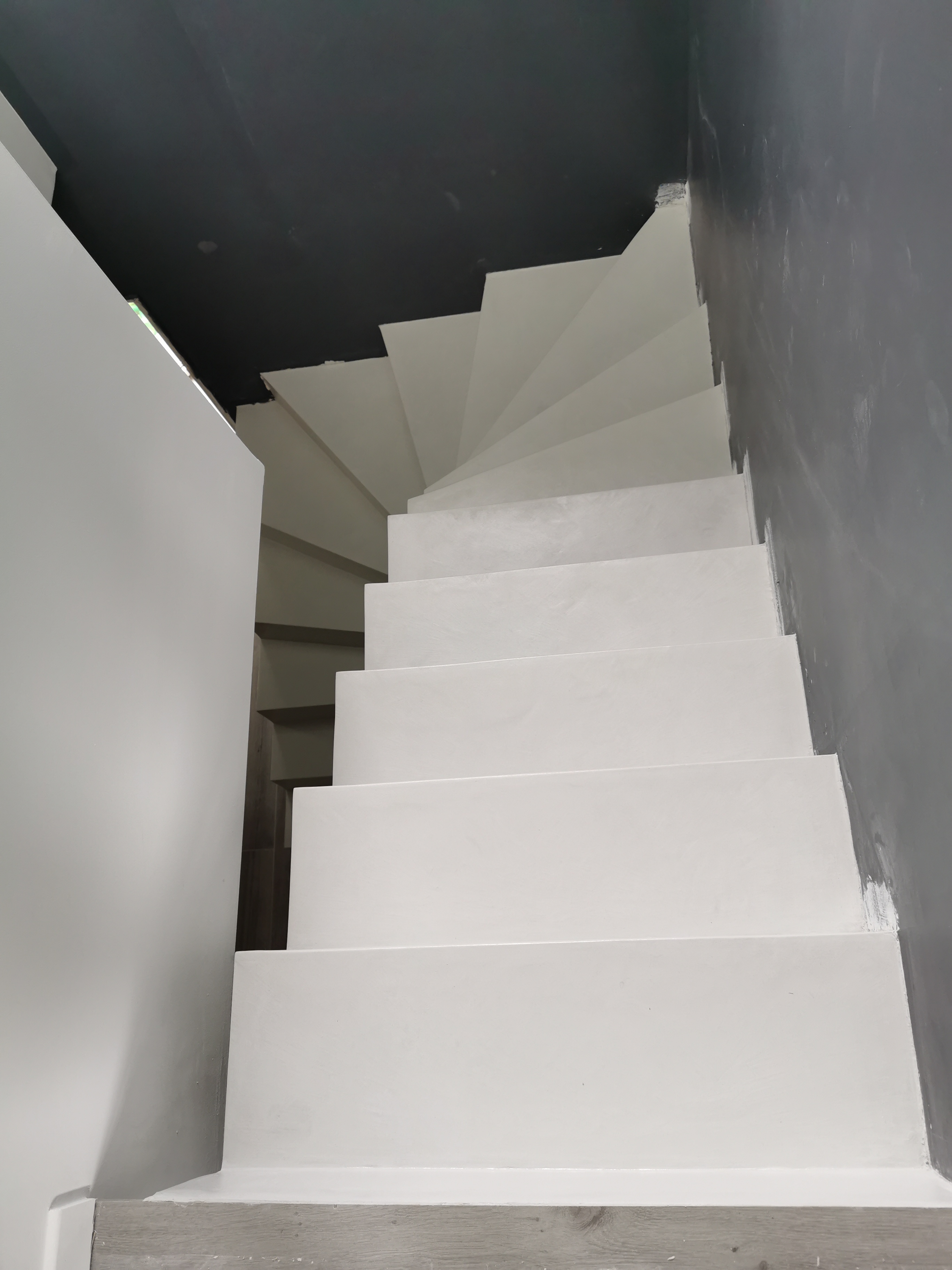 remarquable escalier crémaillère contemporain en béton ciré vernis soyeux couleur gris cendré Gradignan proche de Bordeaux en Aquitaine pour un particulier