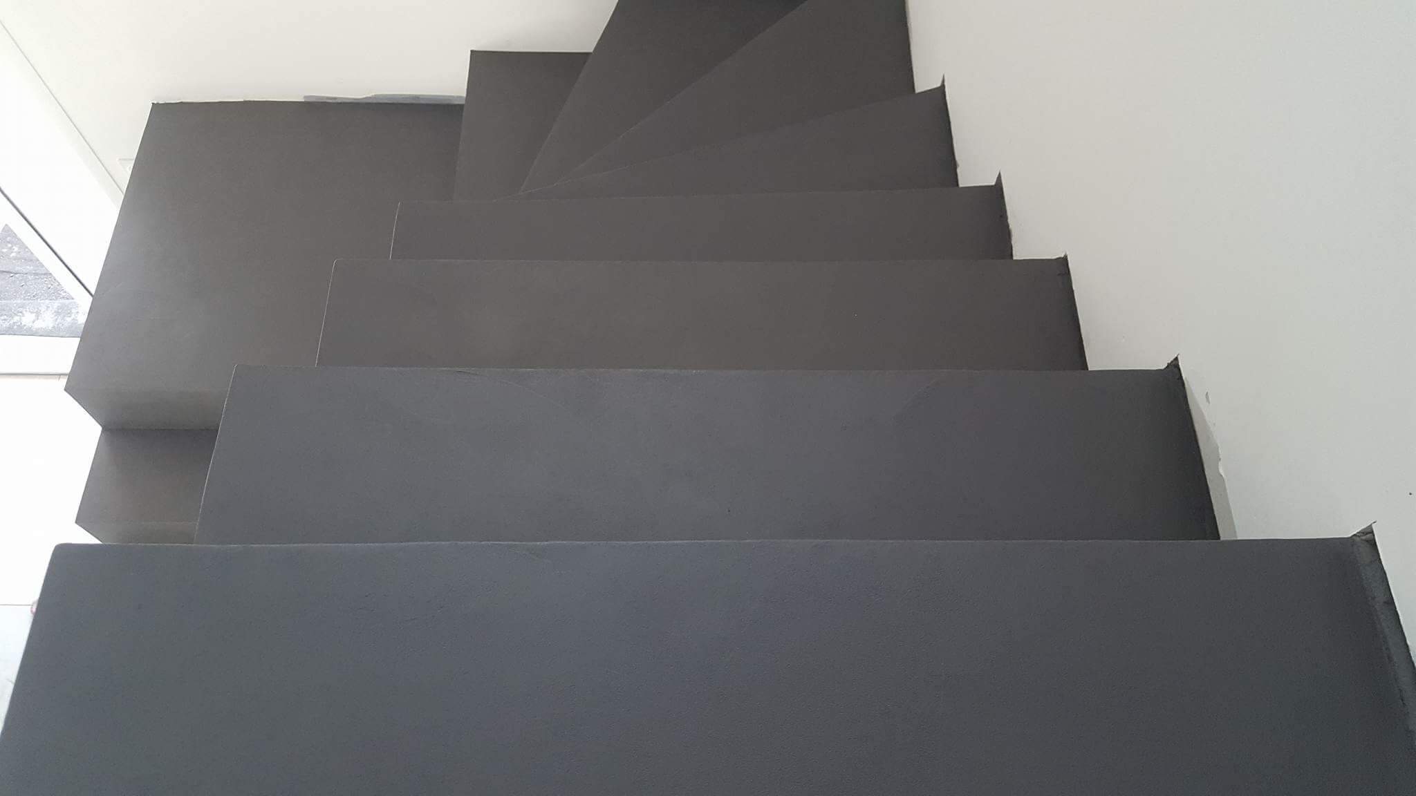 somptueux escalier crémaillère avec palier intermédiaire en béton ciré couleur gris orbital A parentis en born dans le départements de les Landes en Nouvelle Aquitaine. pour un constructeur