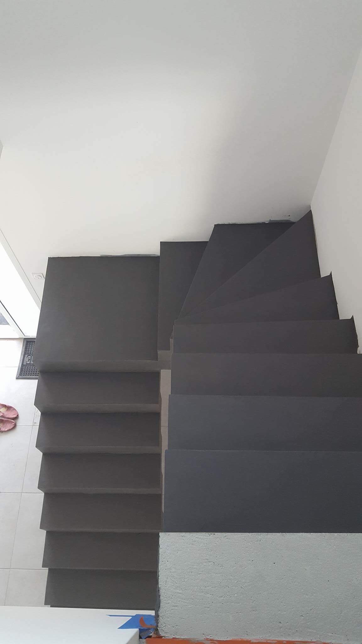 somptueux escalier crémaillère avec palier intermédiaire en béton ciré couleur gris orbital A parentis en born dans le départements de les Landes en Nouvelle Aquitaine. pour un constructeur