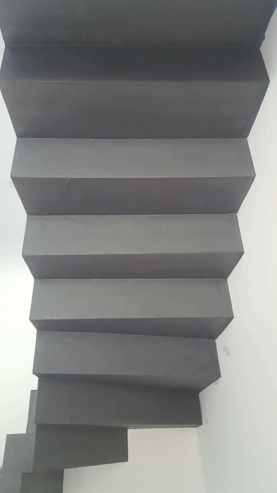 somptueux escalier crémaillère avec palier intermédiaire en béton ciré couleur gris orbital A parentis en born dans le départements de les Landes en Nouvelle Aquitaine. pour un constructeur