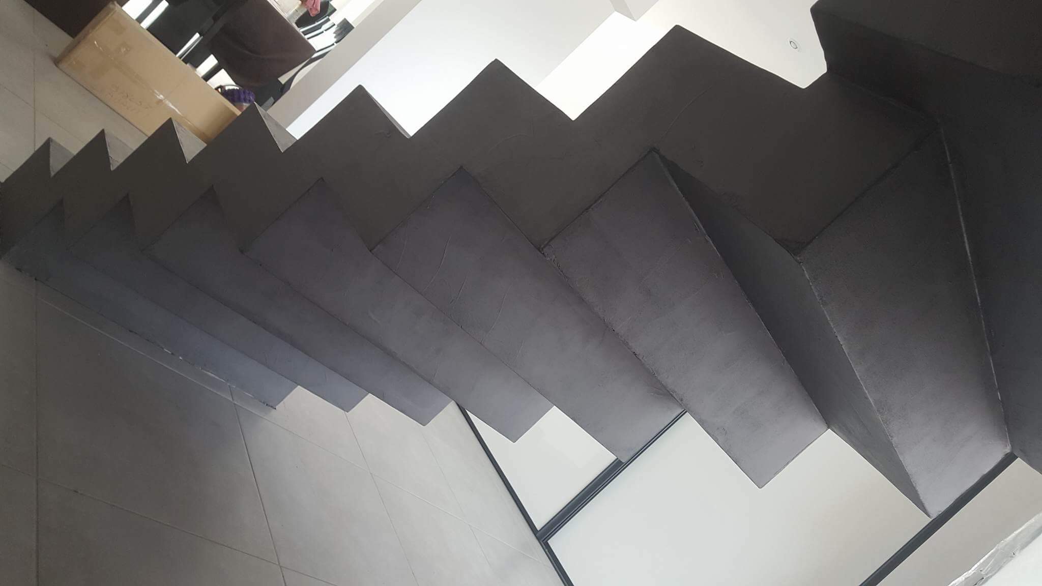 somptueux escalier crémaillère avec palier intermédiaire en béton ciré couleur gris orbital A parentis en born dans le départements de les Landes en Nouvelle Aquitaine. pour un constructeur