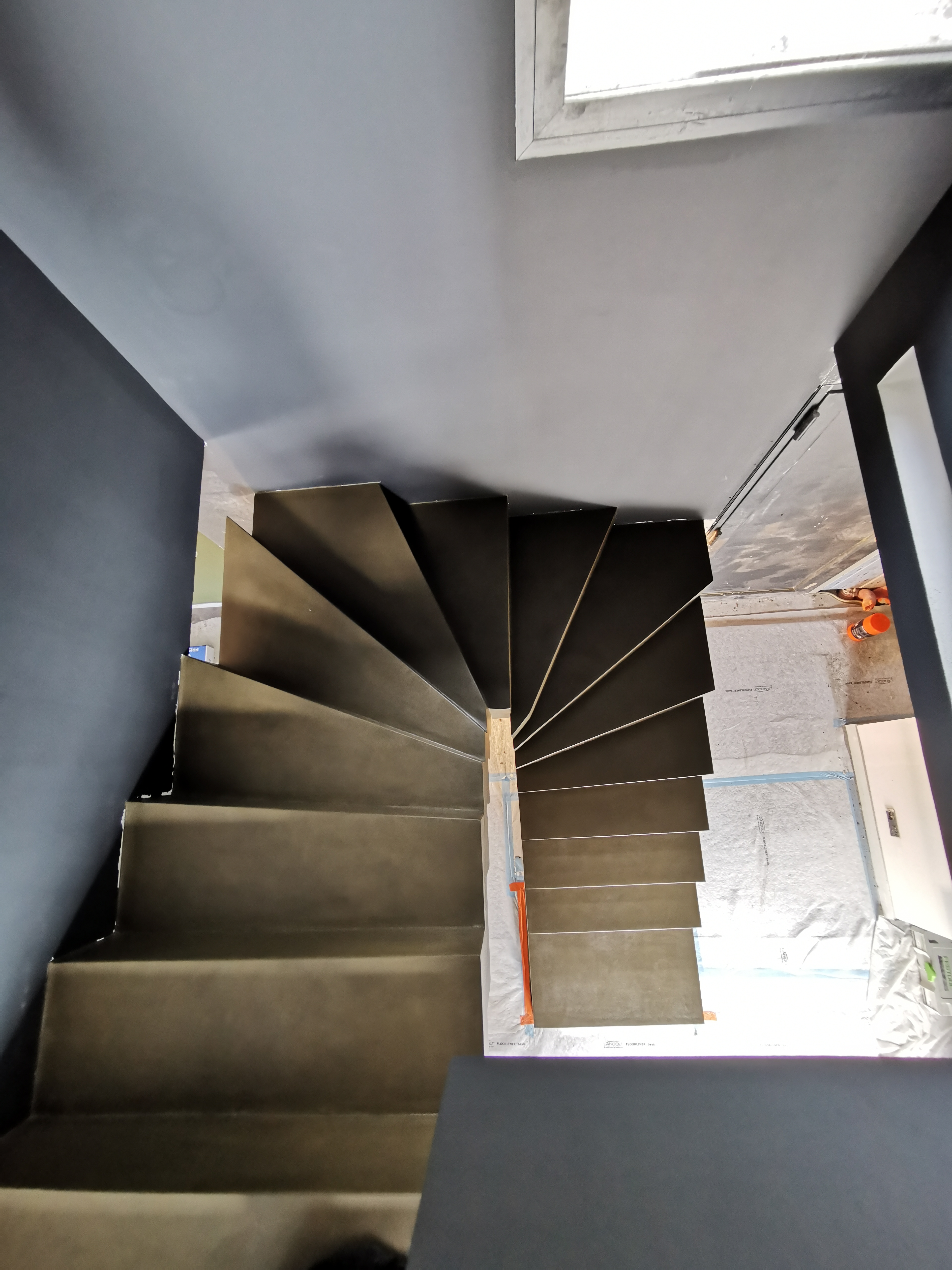 audacieux escalier crémaillère deux quart tournant en béton ciré vernis mat couleur gibraltar Au Pyla-Sur-Mer en Aquitaine dans le sud ouest de la France. pour un maitre d'œuvre