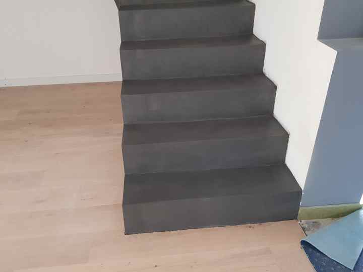 bel escalier à paillasse un quart tournant en béton ciré vernis mat couleur platinium à Escalquens à côté de Toulouse dans le département de la Haute Garonne. pour un particulier
