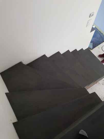 bel escalier à paillasse un quart tournant en béton ciré vernis mat couleur platinium à Escalquens à côté de Toulouse dans le département de la Haute Garonne. pour un particulier