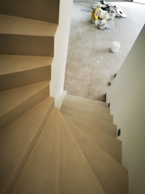 décoration marches d'un escalier à paillasse en béton ciré vernis mat couleur poivre blanc A Saint-Médard proche de Bordeaux en Aquitaine  pour un constructeur