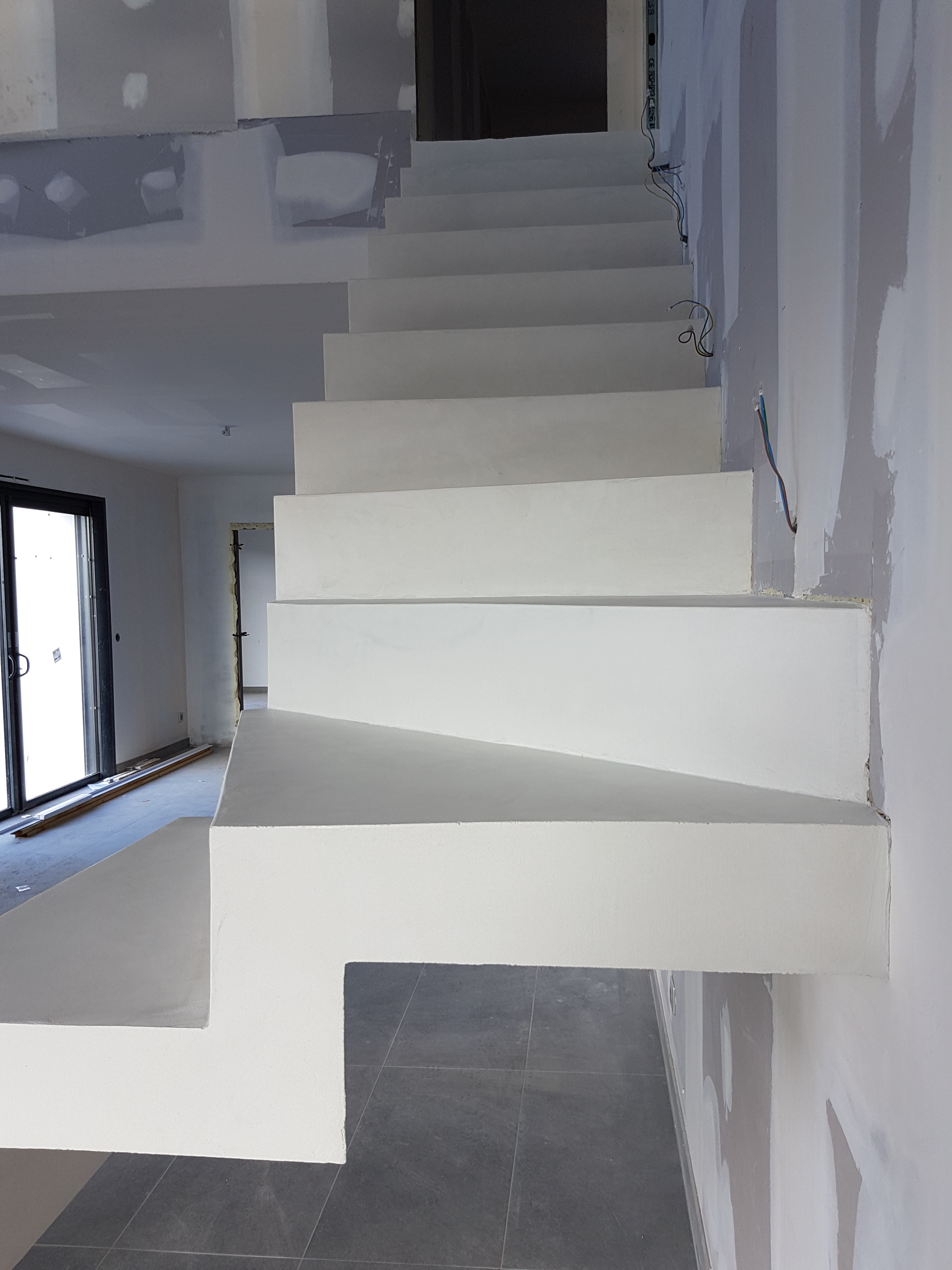 escalier crémaillère design en béton ciré vernis mat couleur everest Lasure blanc pur à Lyon en Rhône-Alpes pour un architecte