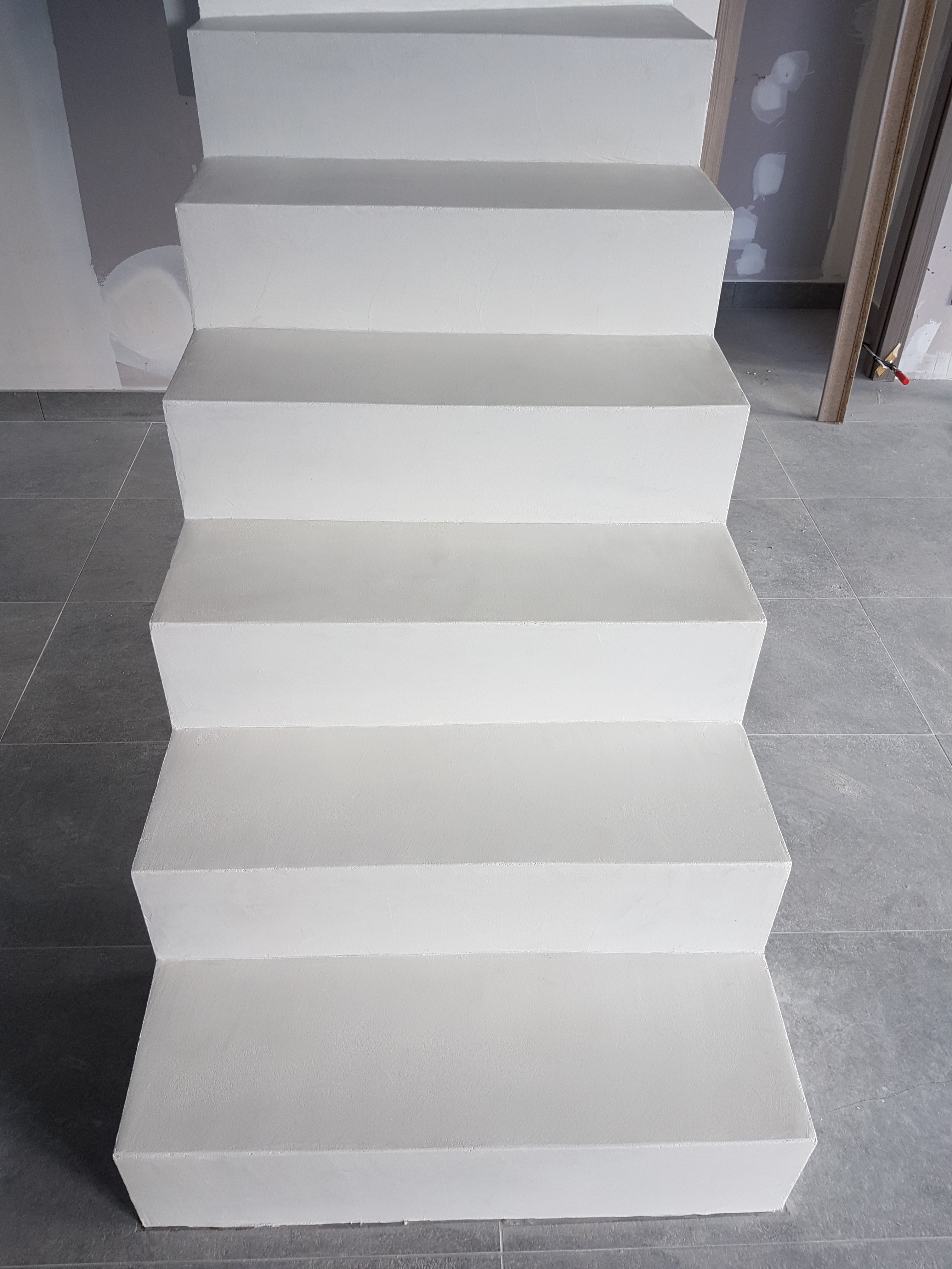 escalier crémaillère design en béton ciré vernis mat couleur everest Lasure blanc pur à Lyon en Rhône-Alpes pour un architecte