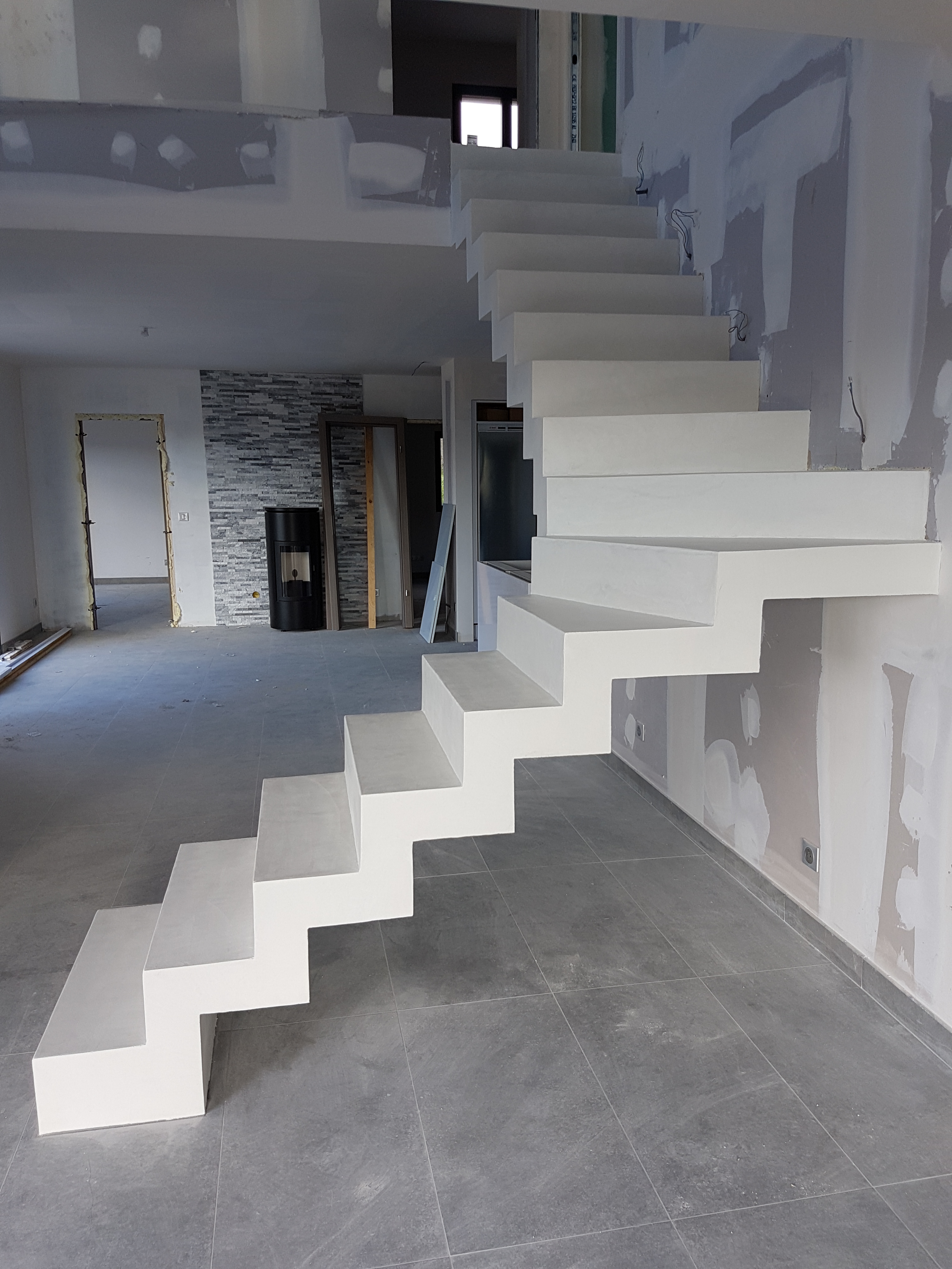 escalier crémaillère design en béton ciré vernis mat couleur everest Lasure blanc pur à Lyon en Rhône-Alpes pour un architecte