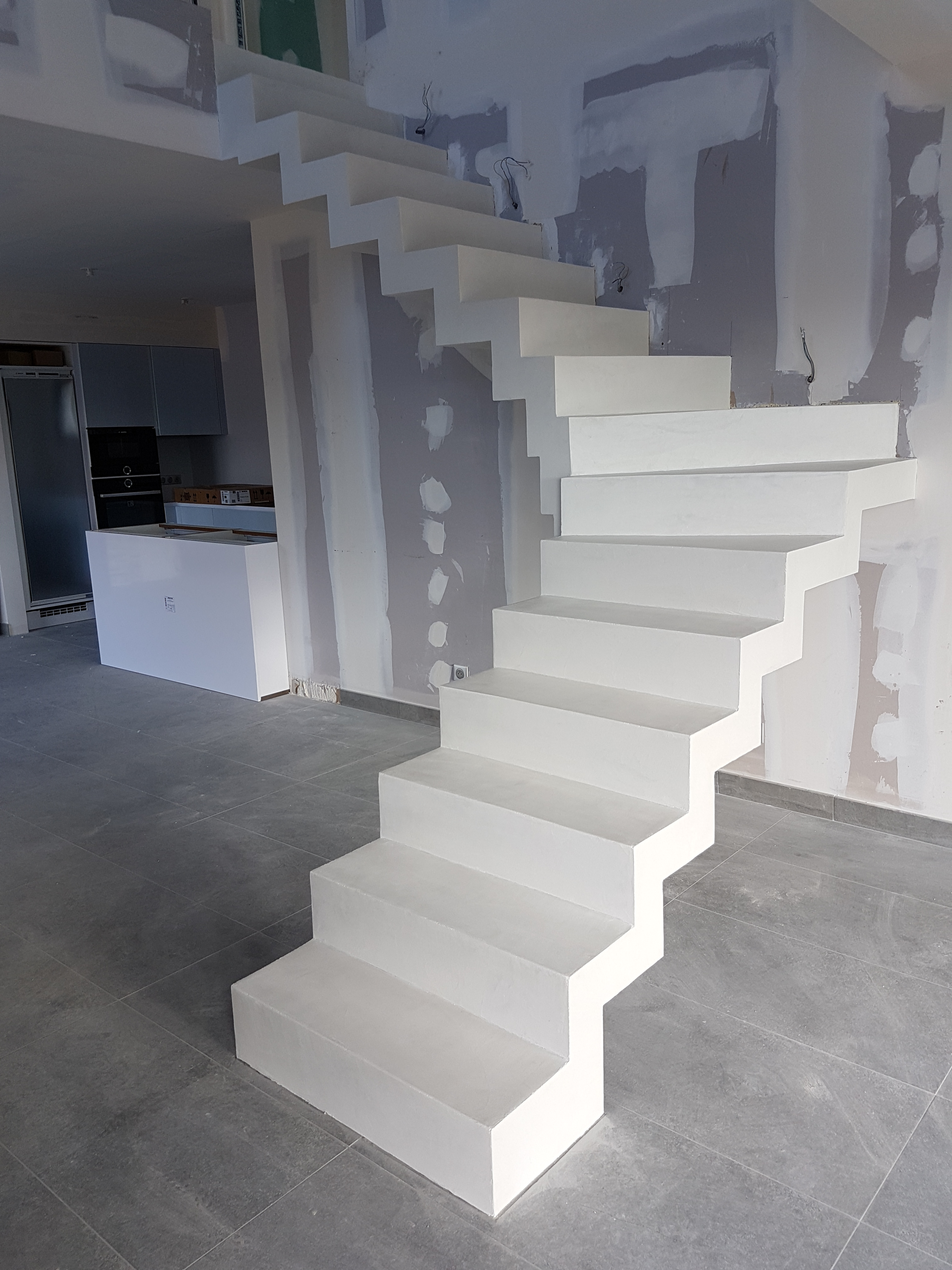 escalier crémaillère design en béton ciré vernis mat couleur everest Lasure blanc pur à Lyon en Rhône-Alpes pour un architecte