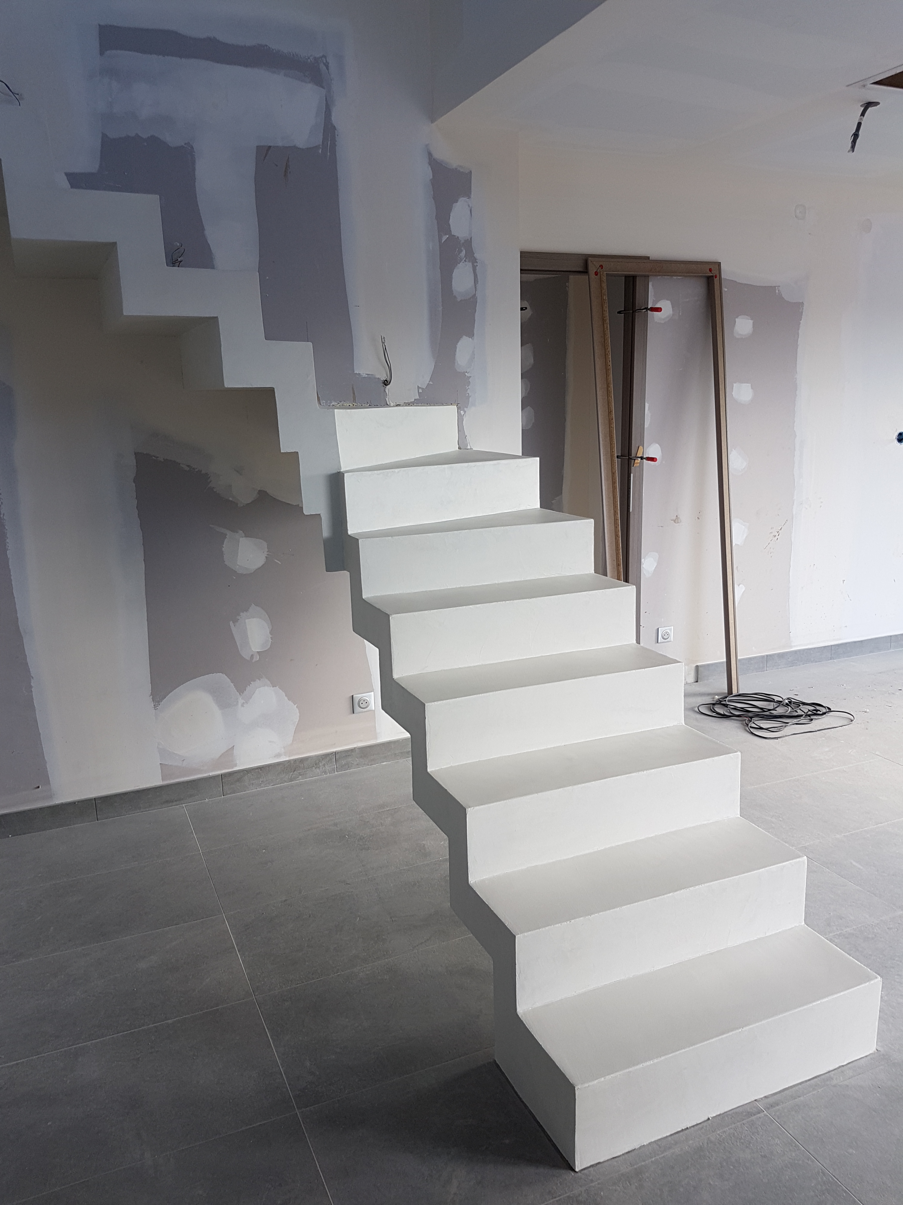 escalier crémaillère design en béton ciré vernis mat couleur everest Lasure blanc pur à Lyon en Rhône-Alpes pour un architecte