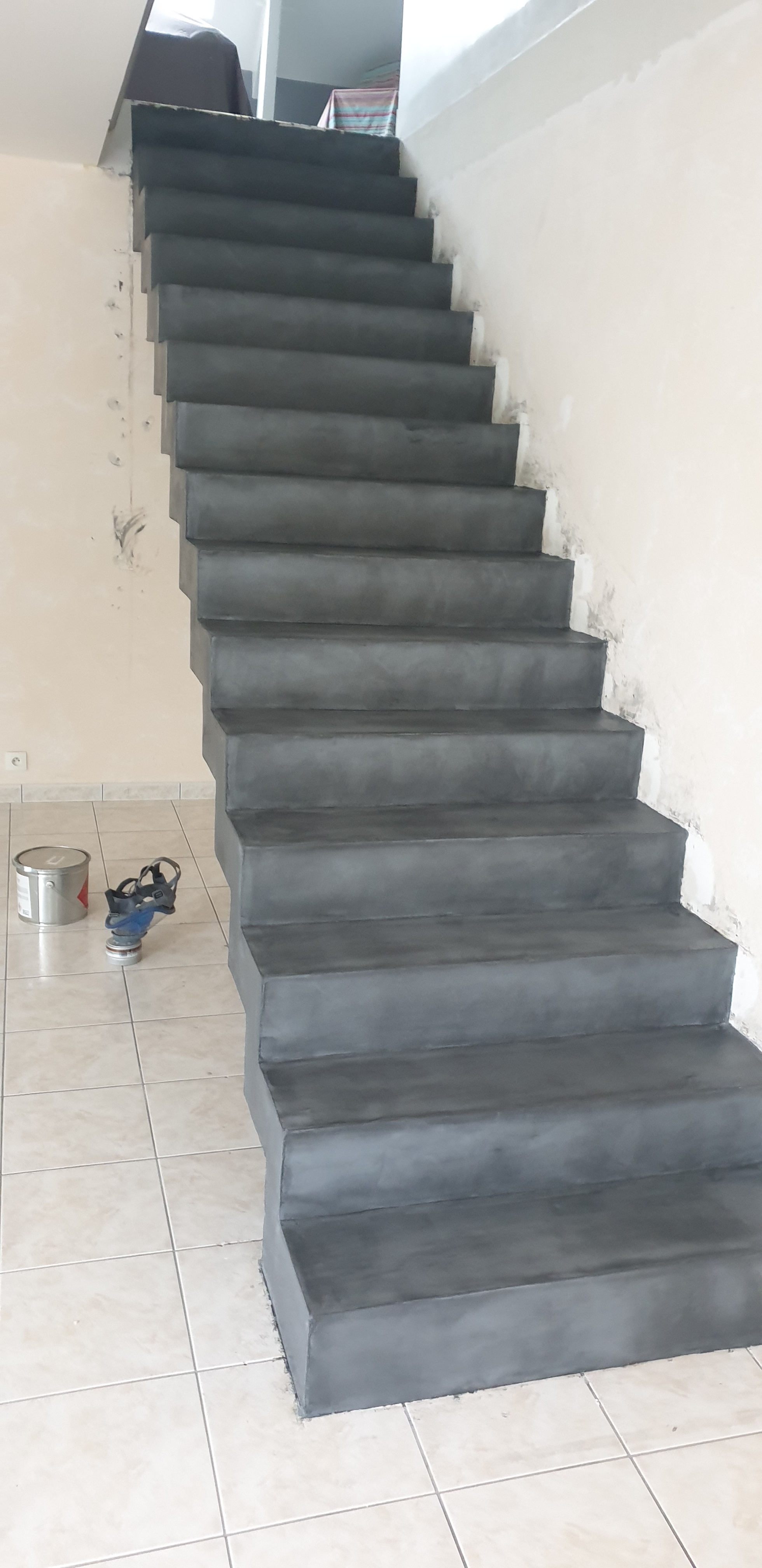 remarquable escalier crémaillère droit en béton ciré vernis mat couleur gris aberdeen à nort sur erdre dans le département de la Loire Atlantique pour un particulier