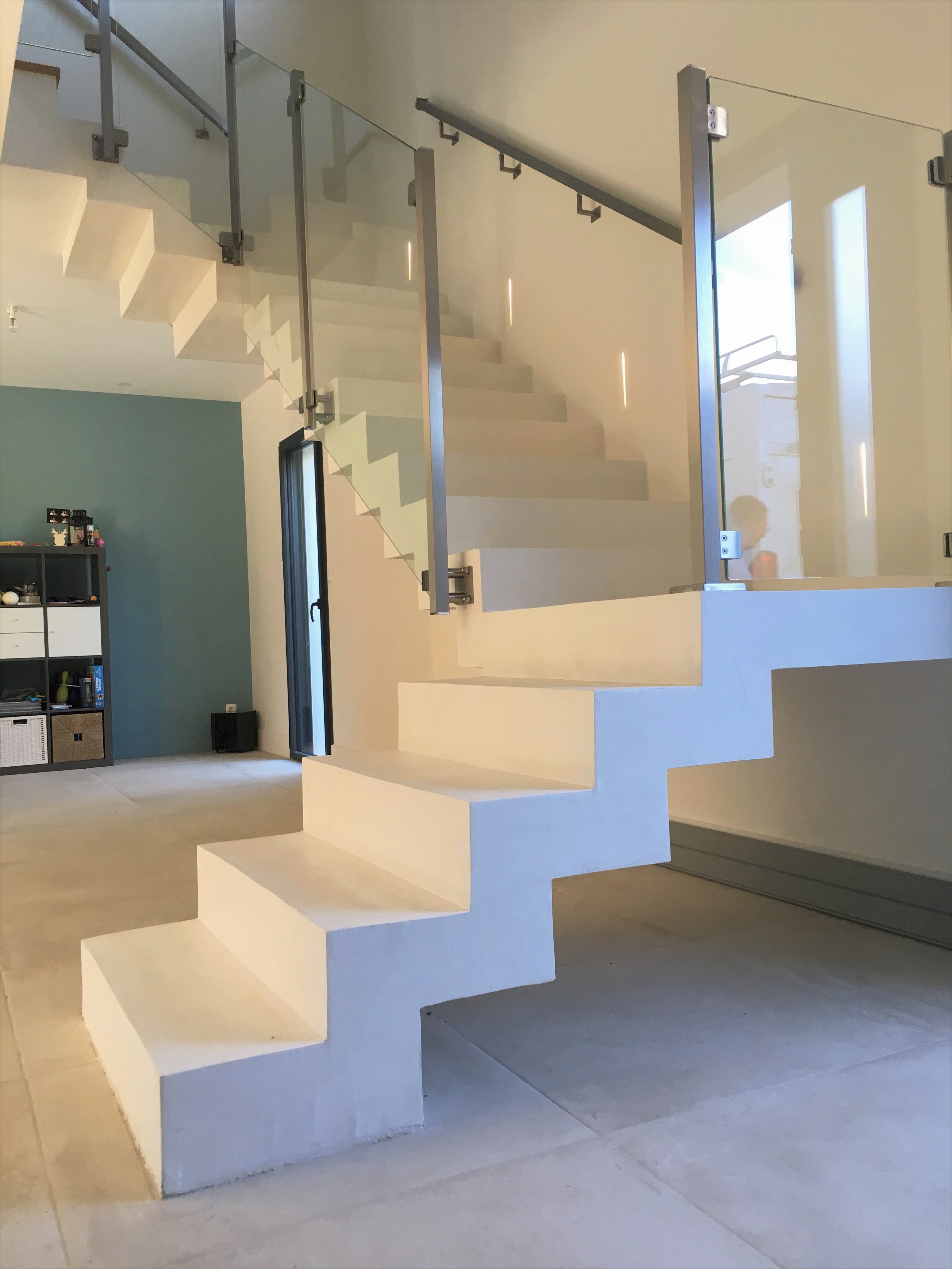 somptueux escalier crémaillère avec palier intermédiaire en béton ciré vernis mat couleur everest Blanc pur à Aix en Provence pour un particulier