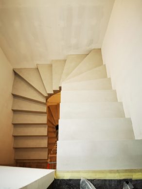 Arrivée d'un escalier habillé en béton ciré