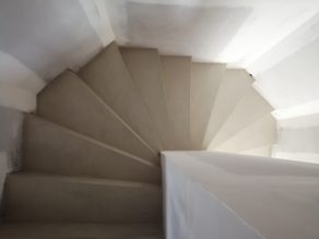 bel marches d'un escalier à paillasse en béton ciré vernis soyeux couleur karonga à Clapier près de Montpellier dans l herault  pour un architecte