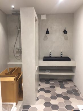 belle douche à l'Italienne en béton ciré couleur gris cendré à toulouse  pour un particulier