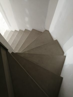 elégant escalier à paillasse deux quart tournant en béton ciré vernis soyeux couleur galet original à Clapier dans le département de l herault.  pour un architecte