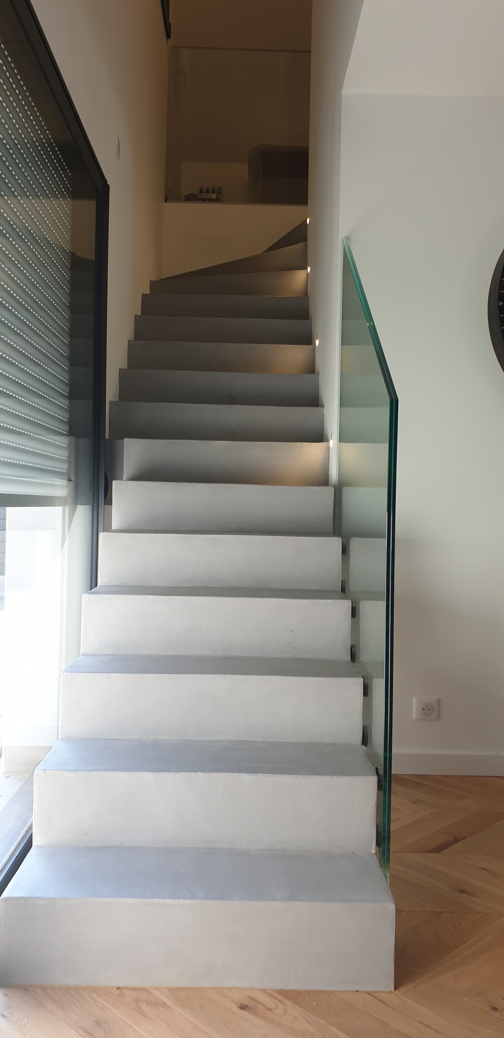Volée droite d'un escalier en béton ciré