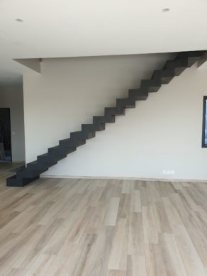 Application d'un béton ciré par Scal'in sur un escalier contemporain
