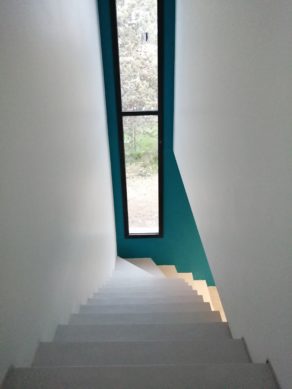 Arrivée de la volée droite de l'escalier en béton ciré gris cendré