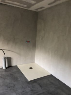 élégante rénovation d'une salle de bain en béton ciré couleur gris souris a St Père en Retz en Loire Atlantique  pour un particulier Scal’in finition 44