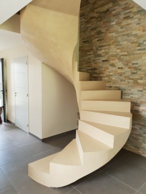 escalier hélicoïdal avec une lumière centrale en béton ciré vernis mat couleur beige mélisse en Auvergne  pour un particulier Jean Pascal