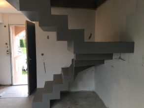 Enduit béton ciré pour cette maison en rénovation. L'escalier couleur Argent va donner un coup de fraîcheur à ce beau projet de restauration